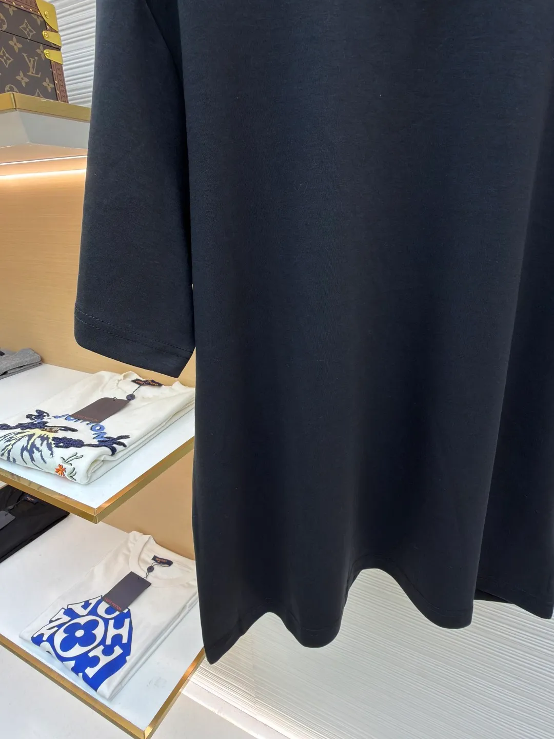 Prada chest triangle logo short sleeves ●Original version: 8000 purchase and development ●Item number: 1682414-A00 ●Fabric: 100% cotton fabric ●Technology: infrared positioning production ●Color: black ●Version: Fitted version ●Weight: about 315 grams ●Size: S-M-L-XL ●Description: Customized mercerized hydrogen and oxygen liquid ammonia double-sided satin, breathable and refreshing, comfortable and skin-friendly. The iconic Prada triangle logo embellishes the chest to highlight the brand charm. The unique design of splicing the triangle area of the neckline creates a full sense of layering. It shocks your vision with a minimalist design and highlights luxury in a low-key manner. The infrared positioning of the "Prada triangle mark" is made using an imported special machine to make the position more precise and firm. Manual point splicing of the triangular area is carried out with the triangular fabric through precise point selection to ensure that the triangular area is uniformly positioned. The fabrics have been washed and have a better hand feel and texture. It is not easy to deform, shrink or fade, and maintains long-term beauty. The overall wiring is straight and delicate, the fabric is comfortable and soft, and the color is consistent without color difference. It can be matched with the same style to create a fashionable look and control various occasions. Customized accessories, complete with three standards, same style for men and women!