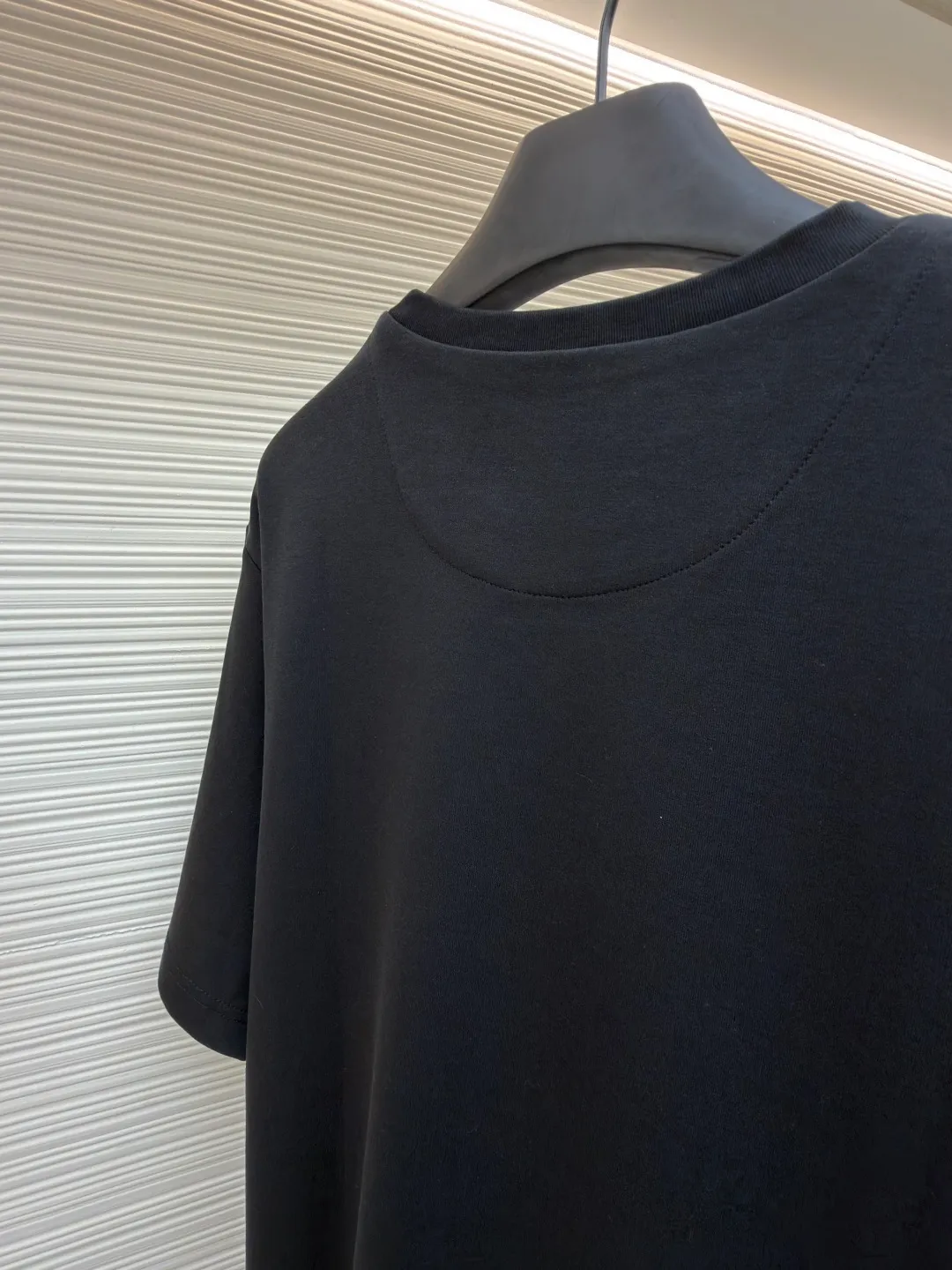 Prada chest triangle logo short sleeves ●Original version: 8000 purchase and development ●Item number: 1682414-A00 ●Fabric: 100% cotton fabric ●Technology: infrared positioning production ●Color: black ●Version: Fitted version ●Weight: about 315 grams ●Size: S-M-L-XL ●Description: Customized mercerized hydrogen and oxygen liquid ammonia double-sided satin, breathable and refreshing, comfortable and skin-friendly. The iconic Prada triangle logo embellishes the chest to highlight the brand charm. The unique design of splicing the triangle area of the neckline creates a full sense of layering. It shocks your vision with a minimalist design and highlights luxury in a low-key manner. The infrared positioning of the "Prada triangle mark" is made using an imported special machine to make the position more precise and firm. Manual point splicing of the triangular area is carried out with the triangular fabric through precise point selection to ensure that the triangular area is uniformly positioned. The fabrics have been washed and have a better hand feel and texture. It is not easy to deform, shrink or fade, and maintains long-term beauty. The overall wiring is straight and delicate, the fabric is comfortable and soft, and the color is consistent without color difference. It can be matched with the same style to create a fashionable look and control various occasions. Customized accessories, complete with three standards, same style for men and women!