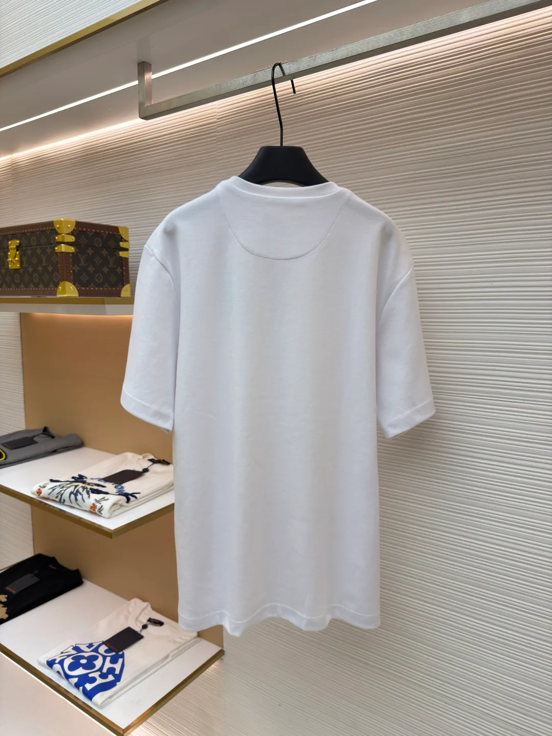 Prada chest triangle logo short sleeves ●Original version: 8000 purchase and development ●Item number: 1682430-A00 ●Fabric: cotton fabric ●Technology: infrared positioning production ●Color: white ●Version: fitted version ●Weight: about 300 grams ●Size: S-M-L-XL ●Description: Customized mercerized hydrogen and oxygen liquid ammonia double-sided satin, breathable and refreshing, comfortable and skin-friendly. The iconic Prada triangle logo embellishes the chest to highlight the brand charm. The unique design of splicing the triangle area of the neckline creates a full sense of layering. It shocks your vision with a minimalist design and highlights luxury in a low-key manner. The infrared positioning of the "Prada triangle mark" is made using an imported special machine to make the position more precise and firm. Manual point splicing of the triangular area is carried out with the triangular fabric through precise point selection to ensure that the triangular area is uniformly positioned. The fabrics have been washed and have a better hand feel and texture. It is not easy to deform, shrink or fade, and maintains long-term beauty. The overall wiring is straight and delicate, the fabric is comfortable and soft, and the color is consistent without color difference. It can be matched with the same style to create a fashionable look and control various occasions. Customized accessories, complete with three standards, same style for men and women!