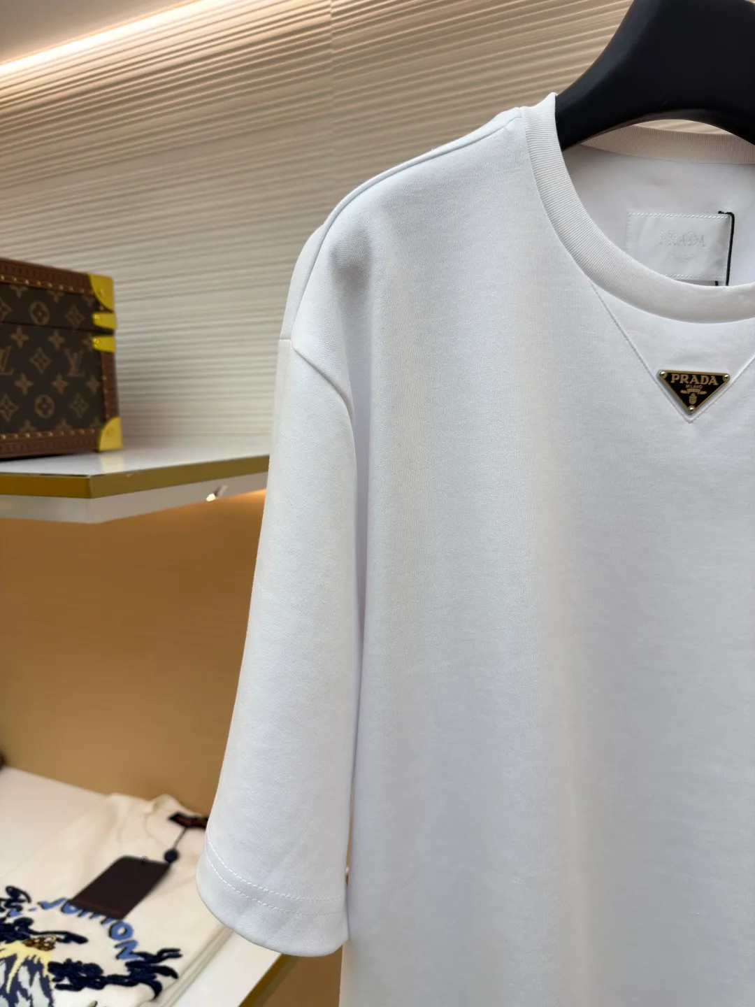 Prada chest triangle logo short sleeves ●Original version: 8000 purchase and development ●Item number: 1682430-A00 ●Fabric: cotton fabric ●Technology: infrared positioning production ●Color: white ●Version: fitted version ●Weight: about 300 grams ●Size: S-M-L-XL ●Description: Customized mercerized hydrogen and oxygen liquid ammonia double-sided satin, breathable and refreshing, comfortable and skin-friendly. The iconic Prada triangle logo embellishes the chest to highlight the brand charm. The unique design of splicing the triangle area of the neckline creates a full sense of layering. It shocks your vision with a minimalist design and highlights luxury in a low-key manner. The infrared positioning of the "Prada triangle mark" is made using an imported special machine to make the position more precise and firm. Manual point splicing of the triangular area is carried out with the triangular fabric through precise point selection to ensure that the triangular area is uniformly positioned. The fabrics have been washed and have a better hand feel and texture. It is not easy to deform, shrink or fade, and maintains long-term beauty. The overall wiring is straight and delicate, the fabric is comfortable and soft, and the color is consistent without color difference. It can be matched with the same style to create a fashionable look and control various occasions. Customized accessories, complete with three standards, same style for men and women!