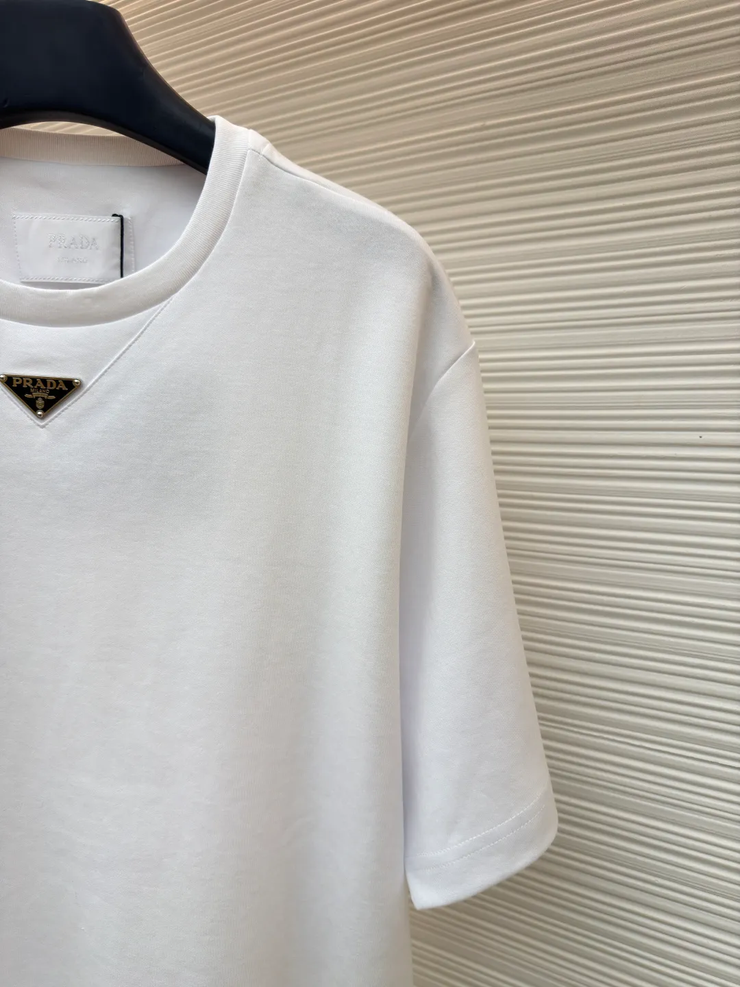 Prada chest triangle logo short sleeves ●Original version: 8000 purchase and development ●Item number: 1682430-A00 ●Fabric: cotton fabric ●Technology: infrared positioning production ●Color: white ●Version: fitted version ●Weight: about 300 grams ●Size: S-M-L-XL ●Description: Customized mercerized hydrogen and oxygen liquid ammonia double-sided satin, breathable and refreshing, comfortable and skin-friendly. The iconic Prada triangle logo embellishes the chest to highlight the brand charm. The unique design of splicing the triangle area of the neckline creates a full sense of layering. It shocks your vision with a minimalist design and highlights luxury in a low-key manner. The infrared positioning of the "Prada triangle mark" is made using an imported special machine to make the position more precise and firm. Manual point splicing of the triangular area is carried out with the triangular fabric through precise point selection to ensure that the triangular area is uniformly positioned. The fabrics have been washed and have a better hand feel and texture. It is not easy to deform, shrink or fade, and maintains long-term beauty. The overall wiring is straight and delicate, the fabric is comfortable and soft, and the color is consistent without color difference. It can be matched with the same style to create a fashionable look and control various occasions. Customized accessories, complete with three standards, same style for men and women!