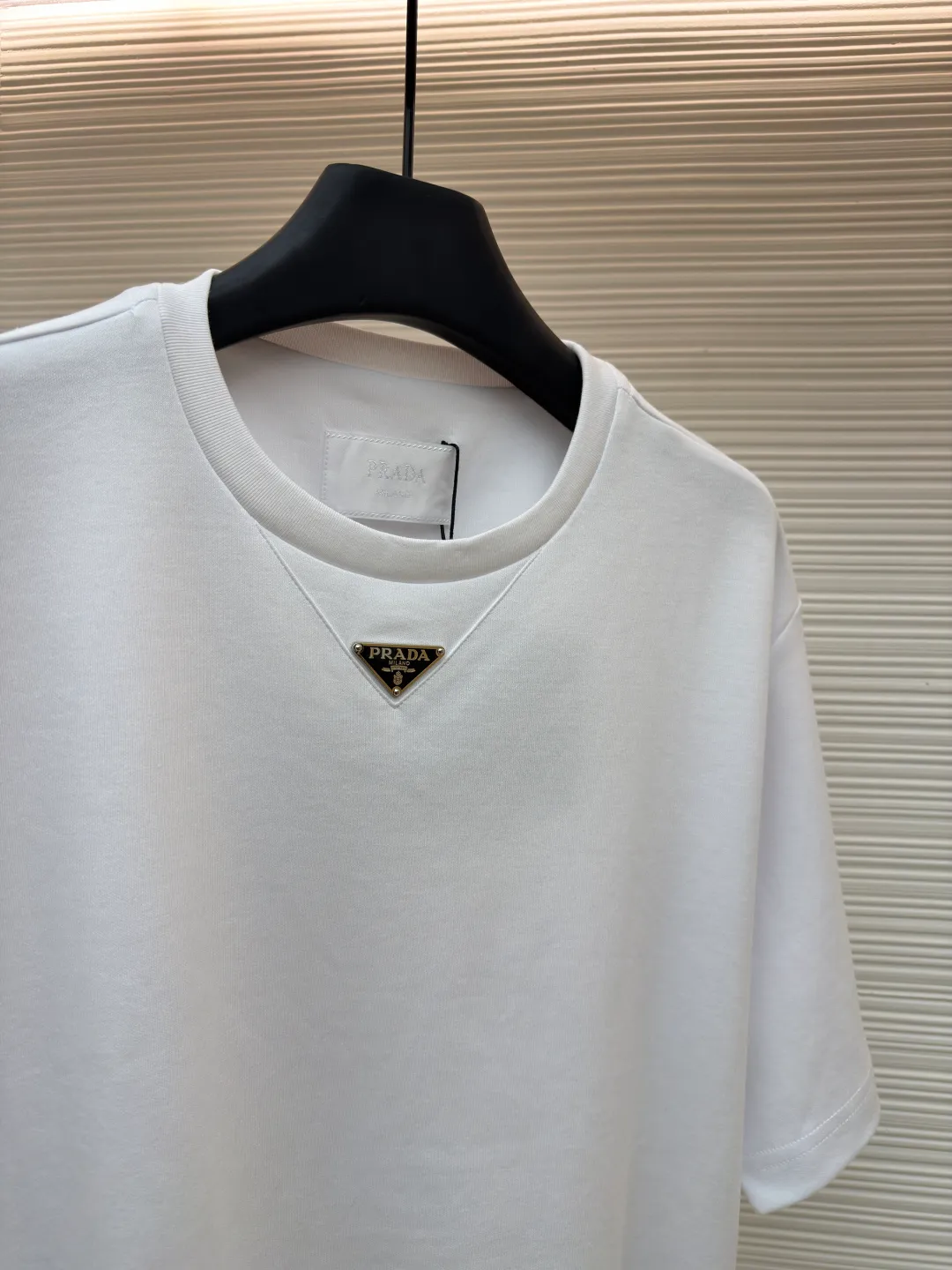 Prada chest triangle logo short sleeves ●Original version: 8000 purchase and development ●Item number: 1682430-A00 ●Fabric: cotton fabric ●Technology: infrared positioning production ●Color: white ●Version: fitted version ●Weight: about 300 grams ●Size: S-M-L-XL ●Description: Customized mercerized hydrogen and oxygen liquid ammonia double-sided satin, breathable and refreshing, comfortable and skin-friendly. The iconic Prada triangle logo embellishes the chest to highlight the brand charm. The unique design of splicing the triangle area of the neckline creates a full sense of layering. It shocks your vision with a minimalist design and highlights luxury in a low-key manner. The infrared positioning of the "Prada triangle mark" is made using an imported special machine to make the position more precise and firm. Manual point splicing of the triangular area is carried out with the triangular fabric through precise point selection to ensure that the triangular area is uniformly positioned. The fabrics have been washed and have a better hand feel and texture. It is not easy to deform, shrink or fade, and maintains long-term beauty. The overall wiring is straight and delicate, the fabric is comfortable and soft, and the color is consistent without color difference. It can be matched with the same style to create a fashionable look and control various occasions. Customized accessories, complete with three standards, same style for men and women!