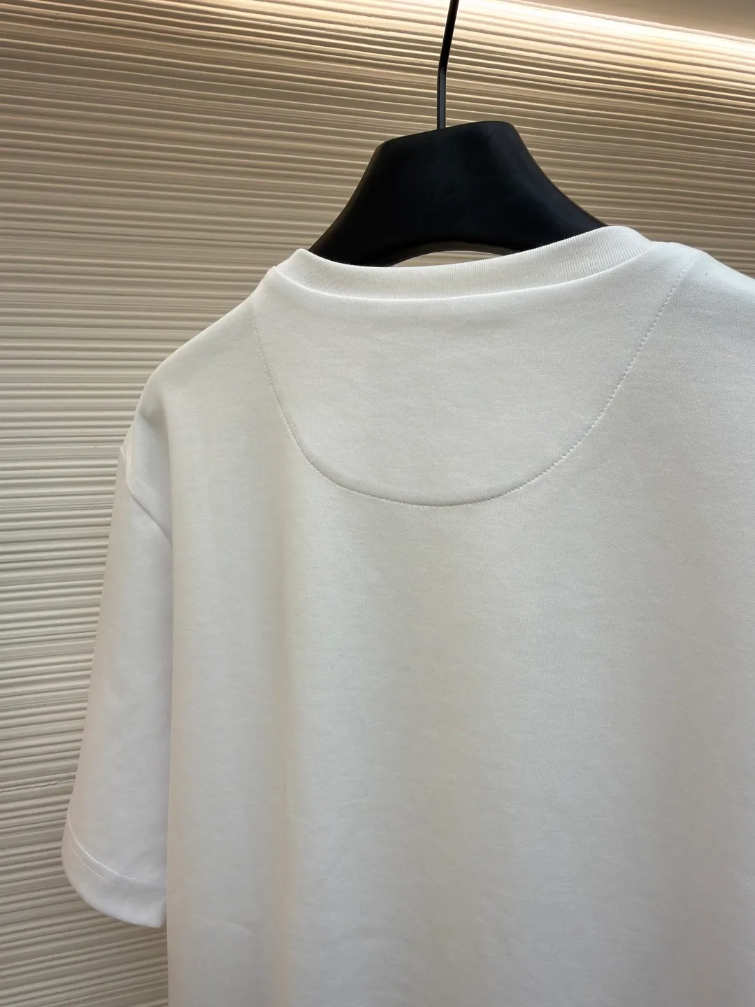 Prada chest triangle logo short sleeves ●Original version: 8000 purchase and development ●Item number: 1682430-A00 ●Fabric: cotton fabric ●Technology: infrared positioning production ●Color: white ●Version: fitted version ●Weight: about 300 grams ●Size: S-M-L-XL ●Description: Customized mercerized hydrogen and oxygen liquid ammonia double-sided satin, breathable and refreshing, comfortable and skin-friendly. The iconic Prada triangle logo embellishes the chest to highlight the brand charm. The unique design of splicing the triangle area of the neckline creates a full sense of layering. It shocks your vision with a minimalist design and highlights luxury in a low-key manner. The infrared positioning of the "Prada triangle mark" is made using an imported special machine to make the position more precise and firm. Manual point splicing of the triangular area is carried out with the triangular fabric through precise point selection to ensure that the triangular area is uniformly positioned. The fabrics have been washed and have a better hand feel and texture. It is not easy to deform, shrink or fade, and maintains long-term beauty. The overall wiring is straight and delicate, the fabric is comfortable and soft, and the color is consistent without color difference. It can be matched with the same style to create a fashionable look and control various occasions. Customized accessories, complete with three standards, same style for men and women!