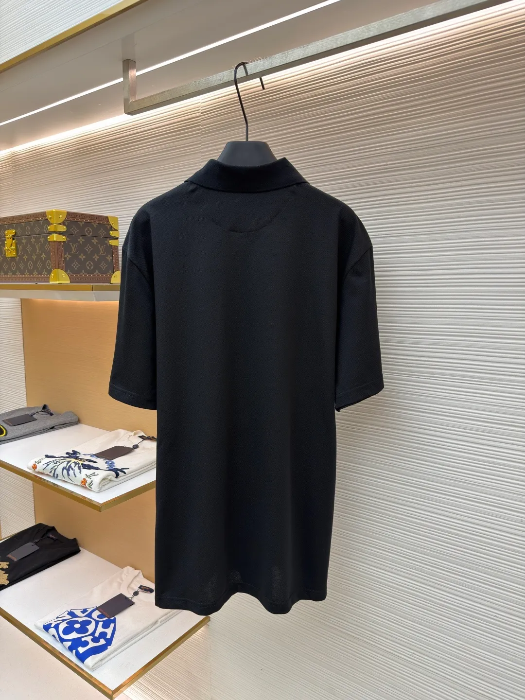Prada triangle logo Polo shirt ●Original version: Purchased and developed for 7600 ●Item number: 1682422-A10 ●Fabric: piqué cotton fabric ●Technology: fabric washed and made ●Color: black ●Version: fitted version ●Weight: about 300 grams ●Size: S-M-L-XL ●Description: Customized embroidered Qiluo cotton piqué silk, delicate and smooth, tight and elastic The iconic enamel-coated triangular metal logo is embellished to highlight the elegance and nobility of the brand. It is integrated with zipper fashion elements. Casual yet stylish, elegant yet fashionable, a fashionable and versatile item. It shines with a unique light. The "Prada triangle mark" is positioned more accurately using imported special infrared machines. It is strong and strong, and the fabrics have been washed. It has a better hand feel and texture. It is not easy to deform, not easy to shrink, not easy to fade, and maintains long-term beauty. The overall wiring is straight and delicate, the fabric is comfortable and soft, and the color is consistent without color difference. It can be matched with the same style to create a fashionable look and control various occasions. Customized accessories, complete with three standards, same style for men and women!