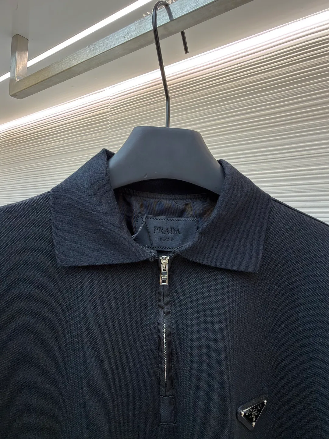 Prada triangle logo Polo shirt ●Original version: Purchased and developed for 7600 ●Item number: 1682422-A10 ●Fabric: piqué cotton fabric ●Technology: fabric washed and made ●Color: black ●Version: fitted version ●Weight: about 300 grams ●Size: S-M-L-XL ●Description: Customized embroidered Qiluo cotton piqué silk, delicate and smooth, tight and elastic The iconic enamel-coated triangular metal logo is embellished to highlight the elegance and nobility of the brand. It is integrated with zipper fashion elements. Casual yet stylish, elegant yet fashionable, a fashionable and versatile item. It shines with a unique light. The "Prada triangle mark" is positioned more accurately using imported special infrared machines. It is strong and strong, and the fabrics have been washed. It has a better hand feel and texture. It is not easy to deform, not easy to shrink, not easy to fade, and maintains long-term beauty. The overall wiring is straight and delicate, the fabric is comfortable and soft, and the color is consistent without color difference. It can be matched with the same style to create a fashionable look and control various occasions. Customized accessories, complete with three standards, same style for men and women!