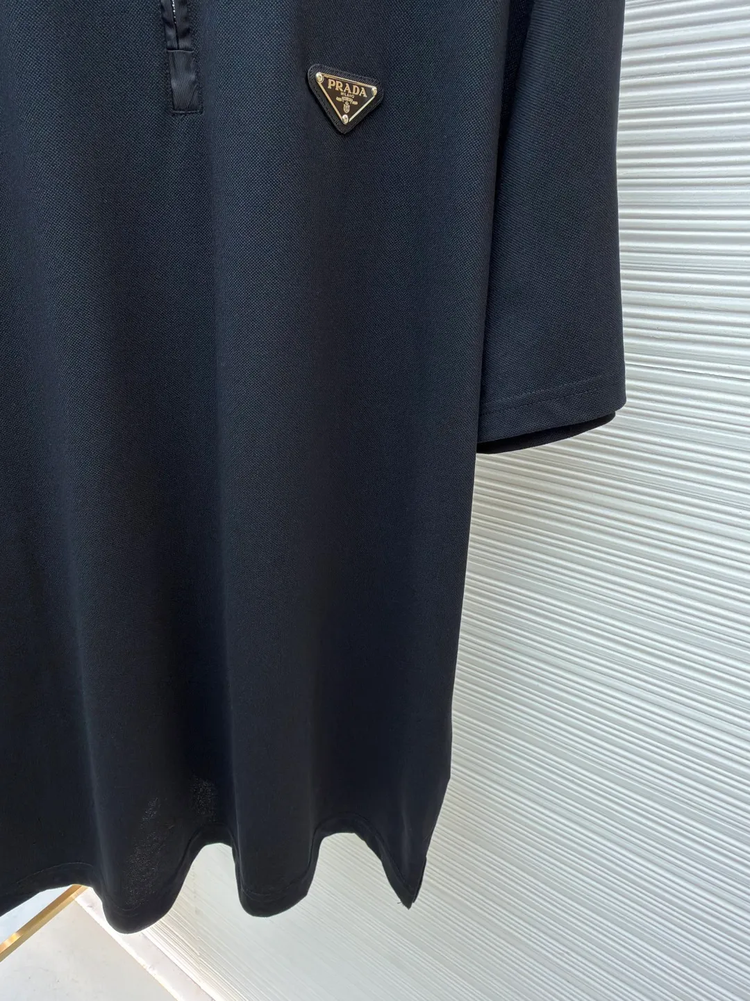 Prada triangle logo Polo shirt ●Original version: Purchased and developed for 7600 ●Item number: 1682422-A10 ●Fabric: piqué cotton fabric ●Technology: fabric washed and made ●Color: black ●Version: fitted version ●Weight: about 300 grams ●Size: S-M-L-XL ●Description: Customized embroidered Qiluo cotton piqué silk, delicate and smooth, tight and elastic The iconic enamel-coated triangular metal logo is embellished to highlight the elegance and nobility of the brand. It is integrated with zipper fashion elements. Casual yet stylish, elegant yet fashionable, a fashionable and versatile item. It shines with a unique light. The "Prada triangle mark" is positioned more accurately using imported special infrared machines. It is strong and strong, and the fabrics have been washed. It has a better hand feel and texture. It is not easy to deform, not easy to shrink, not easy to fade, and maintains long-term beauty. The overall wiring is straight and delicate, the fabric is comfortable and soft, and the color is consistent without color difference. It can be matched with the same style to create a fashionable look and control various occasions. Customized accessories, complete with three standards, same style for men and women!