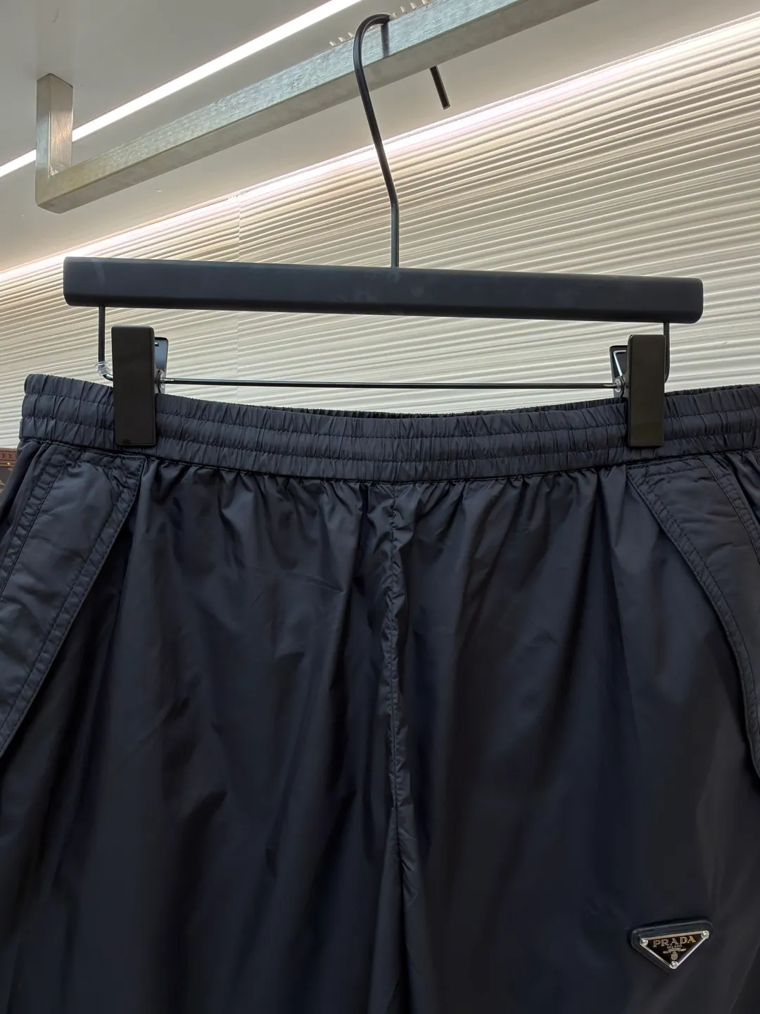 Prada triangle logo nylon shorts ●Original version: Purchased and developed for 9950 ●Item number: 1682248-A20 ●Fabric: nylon fabric ●Technology: Ergonomic three-dimensional cutting ●Color: black ●Version: Fitted version ●Weight: about 130 grams ●Size: 42-44-46-48 ●Description: Customized recycled polyester nylon fabric, refreshing and breathable, comfortable and skin-friendly, with deep black as the main color Pure and deep, the iconic Prada triangle logo is embellished on the body of the trousers, instantly injecting soul into the overall look and highlighting the brand's charm. The three-dimensional tailoring cleverly integrated into the sides adds layering and dynamics, showing off the ever-changing elf in the dressing world with its lightness. The infrared positioning of the "Prada triangle mark" by an imported special machine is more precise and firm. Ergonomic three-dimensional cutting returns to traditional craftsmanship through segmentation, folding, shrinking, and stretching techniques. The so-called slow work produces fine work, which is the respect for materials and the pursuit of feel. The workmanship is complex and tedious. The aging is slow. The fabrics are washed and washed. The hand feel and texture are better. It is not easy to deform, not easy to shrink, not easy to fade, and maintains long-term beauty. The overall wiring is straight and delicate, the fabric is comfortable and soft, and the color is consistent without color difference. It can be matched with the same style to create a fashionable look and control various occasions. Customized accessories, complete with three standards, same style for men and women!