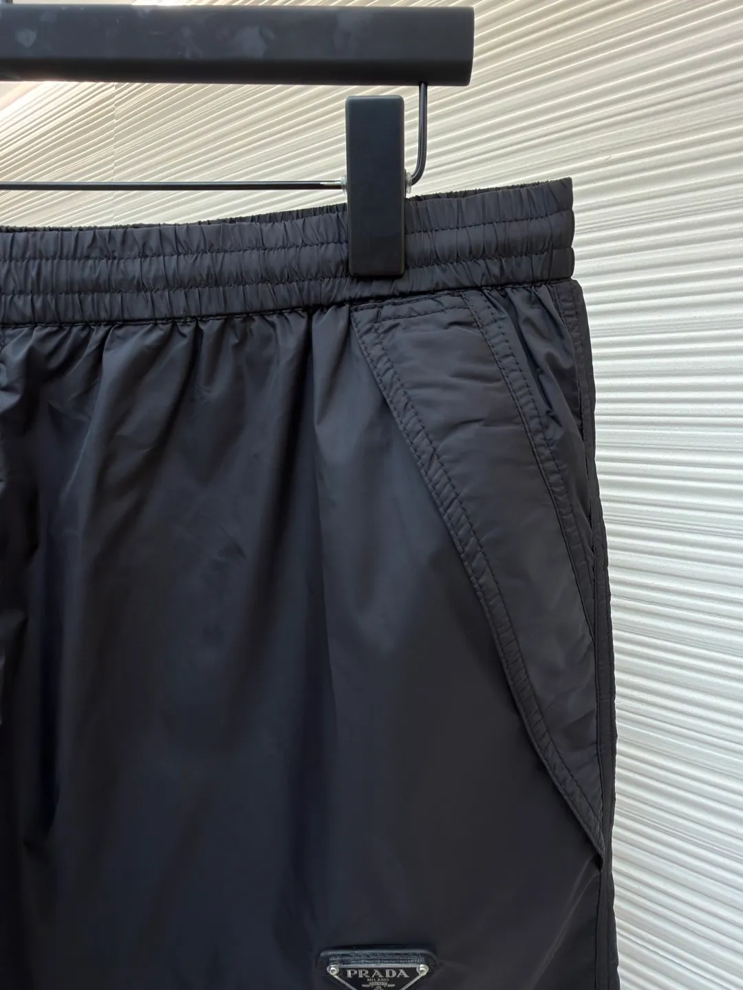 Prada triangle logo nylon shorts ●Original version: Purchased and developed for 9950 ●Item number: 1682248-A20 ●Fabric: nylon fabric ●Technology: Ergonomic three-dimensional cutting ●Color: black ●Version: Fitted version ●Weight: about 130 grams ●Size: 42-44-46-48 ●Description: Customized recycled polyester nylon fabric, refreshing and breathable, comfortable and skin-friendly, with deep black as the main color Pure and deep, the iconic Prada triangle logo is embellished on the body of the trousers, instantly injecting soul into the overall look and highlighting the brand's charm. The three-dimensional tailoring cleverly integrated into the sides adds layering and dynamics, showing off the ever-changing elf in the dressing world with its lightness. The infrared positioning of the "Prada triangle mark" by an imported special machine is more precise and firm. Ergonomic three-dimensional cutting returns to traditional craftsmanship through segmentation, folding, shrinking, and stretching techniques. The so-called slow work produces fine work, which is the respect for materials and the pursuit of feel. The workmanship is complex and tedious. The aging is slow. The fabrics are washed and washed. The hand feel and texture are better. It is not easy to deform, not easy to shrink, not easy to fade, and maintains long-term beauty. The overall wiring is straight and delicate, the fabric is comfortable and soft, and the color is consistent without color difference. It can be matched with the same style to create a fashionable look and control various occasions. Customized accessories, complete with three standards, same style for men and women!