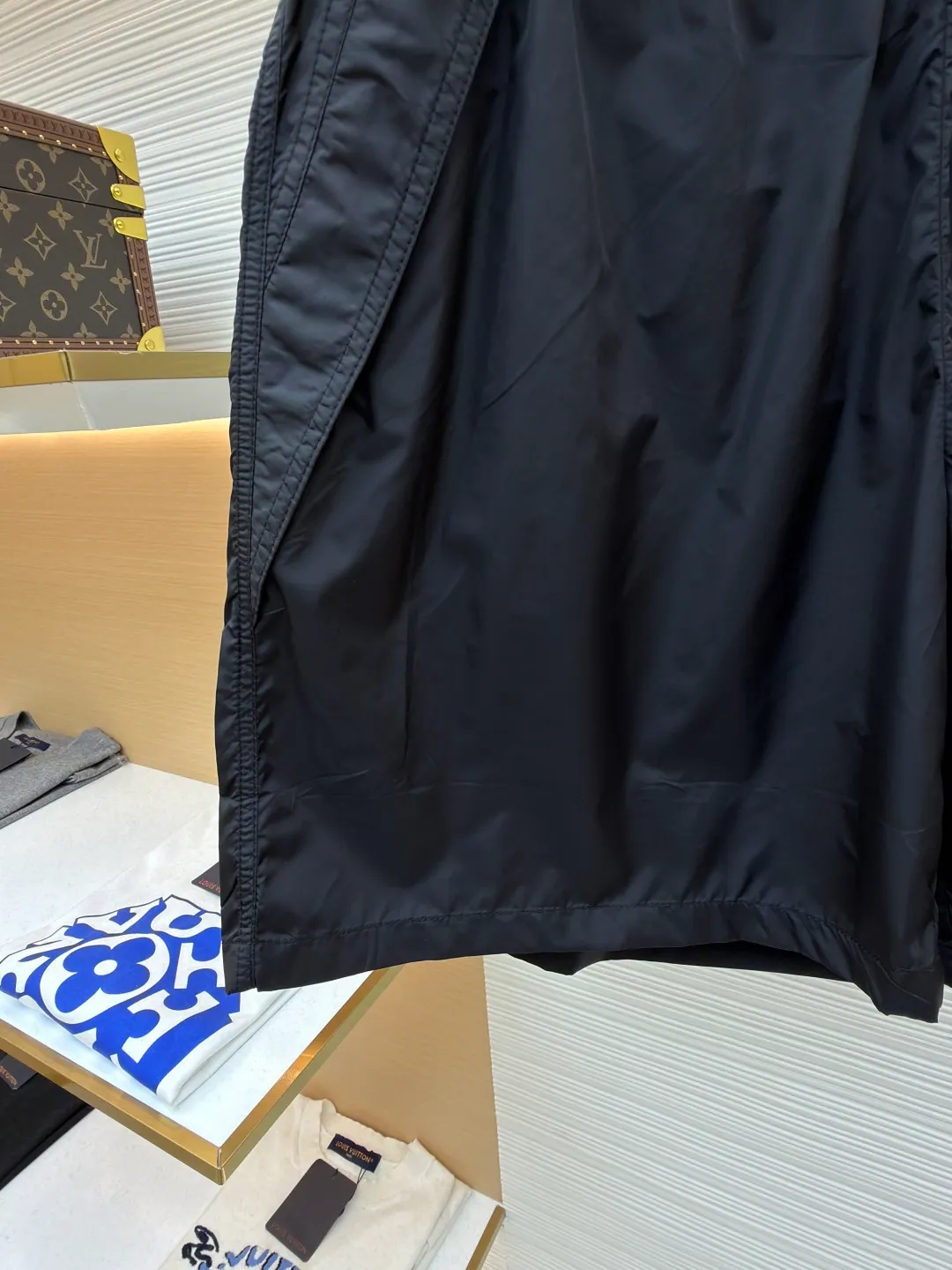 Prada triangle logo nylon shorts ●Original version: Purchased and developed for 9950 ●Item number: 1682248-A20 ●Fabric: nylon fabric ●Technology: Ergonomic three-dimensional cutting ●Color: black ●Version: Fitted version ●Weight: about 130 grams ●Size: 42-44-46-48 ●Description: Customized recycled polyester nylon fabric, refreshing and breathable, comfortable and skin-friendly, with deep black as the main color Pure and deep, the iconic Prada triangle logo is embellished on the body of the trousers, instantly injecting soul into the overall look and highlighting the brand's charm. The three-dimensional tailoring cleverly integrated into the sides adds layering and dynamics, showing off the ever-changing elf in the dressing world with its lightness. The infrared positioning of the "Prada triangle mark" by an imported special machine is more precise and firm. Ergonomic three-dimensional cutting returns to traditional craftsmanship through segmentation, folding, shrinking, and stretching techniques. The so-called slow work produces fine work, which is the respect for materials and the pursuit of feel. The workmanship is complex and tedious. The aging is slow. The fabrics are washed and washed. The hand feel and texture are better. It is not easy to deform, not easy to shrink, not easy to fade, and maintains long-term beauty. The overall wiring is straight and delicate, the fabric is comfortable and soft, and the color is consistent without color difference. It can be matched with the same style to create a fashionable look and control various occasions. Customized accessories, complete with three standards, same style for men and women!