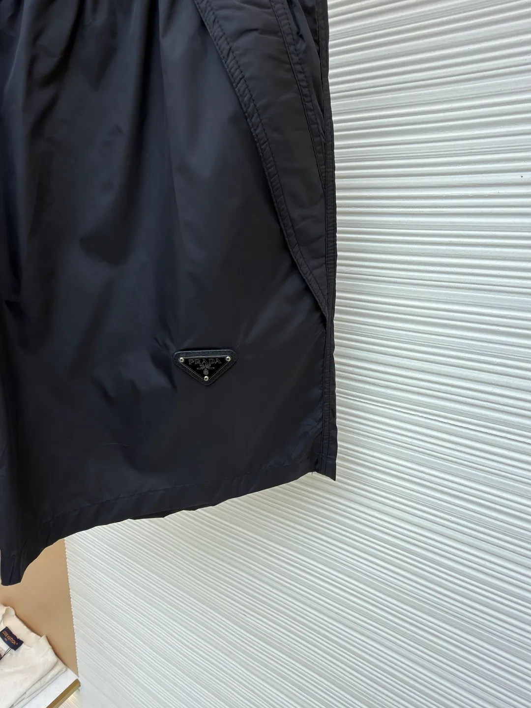 Prada triangle logo nylon shorts ●Original version: Purchased and developed for 9950 ●Item number: 1682248-A20 ●Fabric: nylon fabric ●Technology: Ergonomic three-dimensional cutting ●Color: black ●Version: Fitted version ●Weight: about 130 grams ●Size: 42-44-46-48 ●Description: Customized recycled polyester nylon fabric, refreshing and breathable, comfortable and skin-friendly, with deep black as the main color Pure and deep, the iconic Prada triangle logo is embellished on the body of the trousers, instantly injecting soul into the overall look and highlighting the brand's charm. The three-dimensional tailoring cleverly integrated into the sides adds layering and dynamics, showing off the ever-changing elf in the dressing world with its lightness. The infrared positioning of the "Prada triangle mark" by an imported special machine is more precise and firm. Ergonomic three-dimensional cutting returns to traditional craftsmanship through segmentation, folding, shrinking, and stretching techniques. The so-called slow work produces fine work, which is the respect for materials and the pursuit of feel. The workmanship is complex and tedious. The aging is slow. The fabrics are washed and washed. The hand feel and texture are better. It is not easy to deform, not easy to shrink, not easy to fade, and maintains long-term beauty. The overall wiring is straight and delicate, the fabric is comfortable and soft, and the color is consistent without color difference. It can be matched with the same style to create a fashionable look and control various occasions. Customized accessories, complete with three standards, same style for men and women!