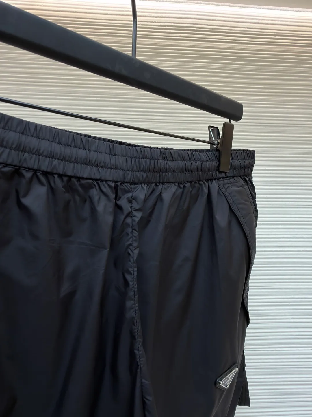 Prada triangle logo nylon shorts ●Original version: Purchased and developed for 9950 ●Item number: 1682248-A20 ●Fabric: nylon fabric ●Technology: Ergonomic three-dimensional cutting ●Color: black ●Version: Fitted version ●Weight: about 130 grams ●Size: 42-44-46-48 ●Description: Customized recycled polyester nylon fabric, refreshing and breathable, comfortable and skin-friendly, with deep black as the main color Pure and deep, the iconic Prada triangle logo is embellished on the body of the trousers, instantly injecting soul into the overall look and highlighting the brand's charm. The three-dimensional tailoring cleverly integrated into the sides adds layering and dynamics, showing off the ever-changing elf in the dressing world with its lightness. The infrared positioning of the "Prada triangle mark" by an imported special machine is more precise and firm. Ergonomic three-dimensional cutting returns to traditional craftsmanship through segmentation, folding, shrinking, and stretching techniques. The so-called slow work produces fine work, which is the respect for materials and the pursuit of feel. The workmanship is complex and tedious. The aging is slow. The fabrics are washed and washed. The hand feel and texture are better. It is not easy to deform, not easy to shrink, not easy to fade, and maintains long-term beauty. The overall wiring is straight and delicate, the fabric is comfortable and soft, and the color is consistent without color difference. It can be matched with the same style to create a fashionable look and control various occasions. Customized accessories, complete with three standards, same style for men and women!