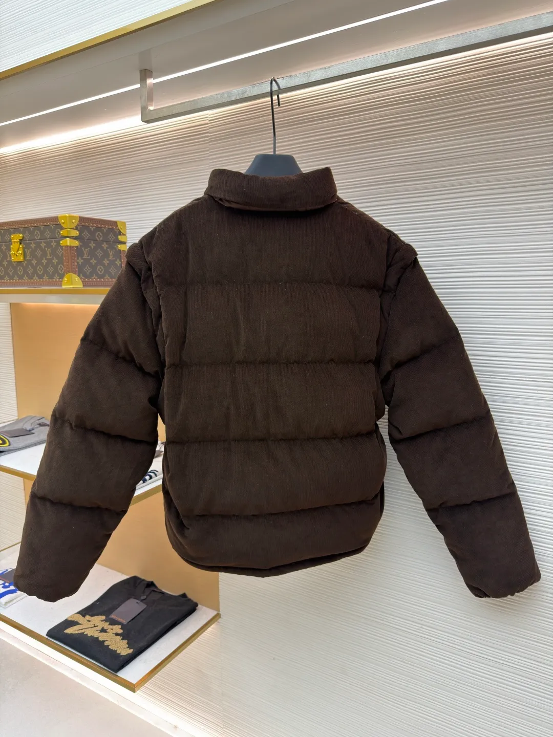 Prada Triangle Label Functional Down Jacket ●Original version: 26400 purchase and development ●Item number: 1681856-E55 ●Fabric: corduroy fabric ●Technology: mechanical down filling ●Color: brown ●Version: fitted version ●Weight: about 1180 grams ●Size: S-M-L-XL ●Description: Customized velvet premium corduroy with mellow texture and delicate texture Using the new national standard 90 white duck down (welcome to test), it is full of down and warm. You are in a warm cloud, surrounded by soft warmth. The main color is calm jet black. The iconic enameled metal triangle logo is embellished on the chest. It is low-key and powerful. The stand-up collar is crisp and stylish. It accurately fits the curve of the neck. And the design of the hidden hood is like a mysterious guardian. It can also be detached to turn the sleeves into a vest. Transformed into a lightweight vest, showing its unique charm inadvertently, switching styles freely, becoming the leader of urban fashion with its unique charm and fearless attitude, mechanical down filling. Prioritize the production of inner liner patterns to determine the down filling area according to the original three-dimensional effect. Determine the down weight per square meter to calculate the filling amount of each cut. The down filling machine uses a digital weighing unit to achieve stable measurement, and uses an imported special machine to position the "Prada triangle mark" with infrared rays for a more accurate position. Strong and sturdy. The template machine opens the zipper bag. The lines are smooth and neat. The lines are evenly routed. The template machine lines the lines. The line process of the template machine shows extremely high neatness and smoothness. The craftsman accurately controls the size during the operation to ensure that each line meets the design requirements. The lines of the entire template are smooth and unified. It is neat and beautiful, and the fabrics have been washed. It has better hand feel and texture. It is not easy to deform, not easy to shrink, not easy to fade, and maintains long-term beauty. The overall wiring is straight and delicate, the fabric is comfortable and soft, and the color is consistent without color difference. It can be matched with the same style to create a fashionable look and control various occasions. Customized accessories, complete with three standards, same style for men and women!