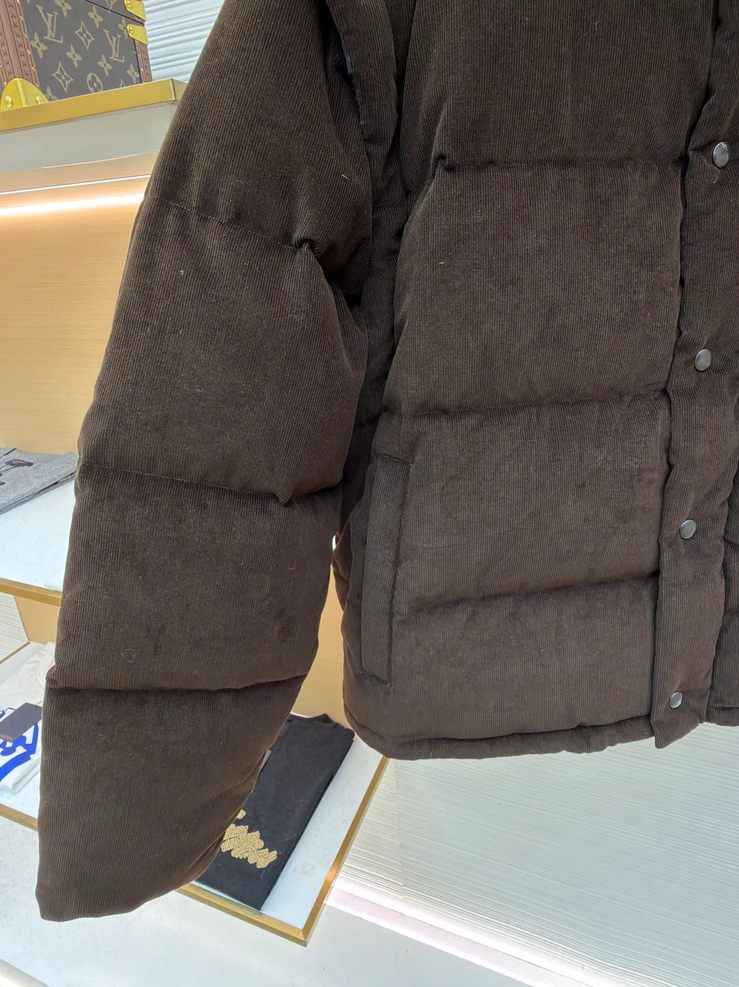 Prada Triangle Label Functional Down Jacket ●Original version: 26400 purchase and development ●Item number: 1681856-E55 ●Fabric: corduroy fabric ●Technology: mechanical down filling ●Color: brown ●Version: fitted version ●Weight: about 1180 grams ●Size: S-M-L-XL ●Description: Customized velvet premium corduroy with mellow texture and delicate texture Using the new national standard 90 white duck down (welcome to test), it is full of down and warm. You are in a warm cloud, surrounded by soft warmth. The main color is calm jet black. The iconic enameled metal triangle logo is embellished on the chest. It is low-key and powerful. The stand-up collar is crisp and stylish. It accurately fits the curve of the neck. And the design of the hidden hood is like a mysterious guardian. It can also be detached to turn the sleeves into a vest. Transformed into a lightweight vest, showing its unique charm inadvertently, switching styles freely, becoming the leader of urban fashion with its unique charm and fearless attitude, mechanical down filling. Prioritize the production of inner liner patterns to determine the down filling area according to the original three-dimensional effect. Determine the down weight per square meter to calculate the filling amount of each cut. The down filling machine uses a digital weighing unit to achieve stable measurement, and uses an imported special machine to position the "Prada triangle mark" with infrared rays for a more accurate position. Strong and sturdy. The template machine opens the zipper bag. The lines are smooth and neat. The lines are evenly routed. The template machine lines the lines. The line process of the template machine shows extremely high neatness and smoothness. The craftsman accurately controls the size during the operation to ensure that each line meets the design requirements. The lines of the entire template are smooth and unified. It is neat and beautiful, and the fabrics have been washed. It has better hand feel and texture. It is not easy to deform, not easy to shrink, not easy to fade, and maintains long-term beauty. The overall wiring is straight and delicate, the fabric is comfortable and soft, and the color is consistent without color difference. It can be matched with the same style to create a fashionable look and control various occasions. Customized accessories, complete with three standards, same style for men and women!