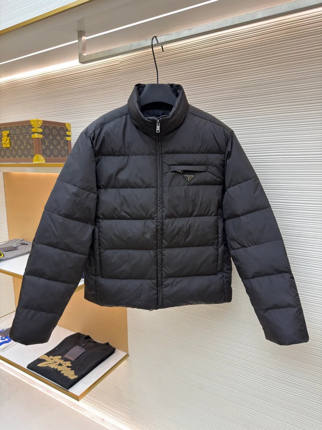 Prada triangle pocket down jacket ●Original version: Purchased and developed in 19800 ●Item number: 1681902-D20 ●Fabric: white duck down fabric ●Technology: mechanical down filling ●Color: black ●Version: fitted version ●Weight: about 675 grams ●Size: 46-48-50-52 ●Description: Customized ultra-dense round hole woven fabric (with anti-repellent treatment) showing a matte micro-texture Use the new national standard 90 white duck down (welcome to test), full of down, full of warmth, you are in a warm cloud, surrounded by soft warmth, the classic black tone exudes an innate sense of luxury, the iconic enameled metal triangle logo is embellished on the chest, low-key and powerful, the stand-up collar is crisp and stylish, accurately fits the neck curve, and uses architectural lines to reconstruct the warmth and neatness of the bloated down jacket. Enjoy warmth and comfort. Become the most considerate companion for mechanical down filling in winter. Prioritize the filling area by making the liner pattern to determine the gram weight of down per square meter according to the original three-dimensional effect, thereby calculating the filling amount of each piece. The computer down filling machine uses a digital weighing unit to achieve stable measurement, and uses imported special machine infrared to locate the "Prada triangle mark" for more accurate positioning. The firm and strong template machine opens the zipper bag. The lines are smooth and tidy. The wiring is even and the template machine lines the lines. The line process of the computer template machine shows extremely high neatness and smoothness. The craftsman accurately controls the size during the operation to ensure that each line meets the design requirements. The lines of the entire template are smooth and uniform, clean and beautiful. The overall wiring is straight and delicate, the fabric is comfortable and soft, and the color is consistent without color difference. It can be matched with the same style to create a fashionable look and control various occasions. Customized accessories, complete with three standards, same style for men and women!