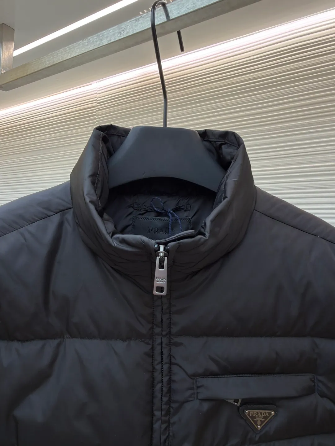 Prada triangle pocket down jacket ●Original version: Purchased and developed in 19800 ●Item number: 1681902-D20 ●Fabric: white duck down fabric ●Technology: mechanical down filling ●Color: black ●Version: fitted version ●Weight: about 675 grams ●Size: 46-48-50-52 ●Description: Customized ultra-dense round hole woven fabric (with anti-repellent treatment) showing a matte micro-texture Use the new national standard 90 white duck down (welcome to test), full of down, full of warmth, you are in a warm cloud, surrounded by soft warmth, the classic black tone exudes an innate sense of luxury, the iconic enameled metal triangle logo is embellished on the chest, low-key and powerful, the stand-up collar is crisp and stylish, accurately fits the neck curve, and uses architectural lines to reconstruct the warmth and neatness of the bloated down jacket. Enjoy warmth and comfort. Become the most considerate companion for mechanical down filling in winter. Prioritize the filling area by making the liner pattern to determine the gram weight of down per square meter according to the original three-dimensional effect, thereby calculating the filling amount of each piece. The computer down filling machine uses a digital weighing unit to achieve stable measurement, and uses imported special machine infrared to locate the "Prada triangle mark" for more accurate positioning. The firm and strong template machine opens the zipper bag. The lines are smooth and tidy. The wiring is even and the template machine lines the lines. The line process of the computer template machine shows extremely high neatness and smoothness. The craftsman accurately controls the size during the operation to ensure that each line meets the design requirements. The lines of the entire template are smooth and uniform, clean and beautiful. The overall wiring is straight and delicate, the fabric is comfortable and soft, and the color is consistent without color difference. It can be matched with the same style to create a fashionable look and control various occasions. Customized accessories, complete with three standards, same style for men and women!
