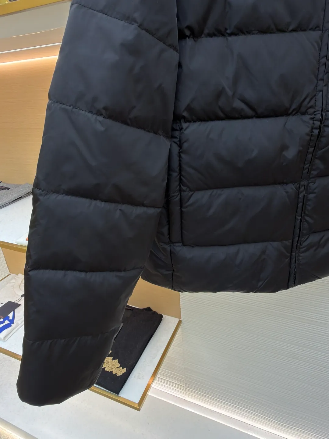 Prada triangle pocket down jacket ●Original version: Purchased and developed in 19800 ●Item number: 1681902-D20 ●Fabric: white duck down fabric ●Technology: mechanical down filling ●Color: black ●Version: fitted version ●Weight: about 675 grams ●Size: 46-48-50-52 ●Description: Customized ultra-dense round hole woven fabric (with anti-repellent treatment) showing a matte micro-texture Use the new national standard 90 white duck down (welcome to test), full of down, full of warmth, you are in a warm cloud, surrounded by soft warmth, the classic black tone exudes an innate sense of luxury, the iconic enameled metal triangle logo is embellished on the chest, low-key and powerful, the stand-up collar is crisp and stylish, accurately fits the neck curve, and uses architectural lines to reconstruct the warmth and neatness of the bloated down jacket. Enjoy warmth and comfort. Become the most considerate companion for mechanical down filling in winter. Prioritize the filling area by making the liner pattern to determine the gram weight of down per square meter according to the original three-dimensional effect, thereby calculating the filling amount of each piece. The computer down filling machine uses a digital weighing unit to achieve stable measurement, and uses imported special machine infrared to locate the "Prada triangle mark" for more accurate positioning. The firm and strong template machine opens the zipper bag. The lines are smooth and tidy. The wiring is even and the template machine lines the lines. The line process of the computer template machine shows extremely high neatness and smoothness. The craftsman accurately controls the size during the operation to ensure that each line meets the design requirements. The lines of the entire template are smooth and uniform, clean and beautiful. The overall wiring is straight and delicate, the fabric is comfortable and soft, and the color is consistent without color difference. It can be matched with the same style to create a fashionable look and control various occasions. Customized accessories, complete with three standards, same style for men and women!