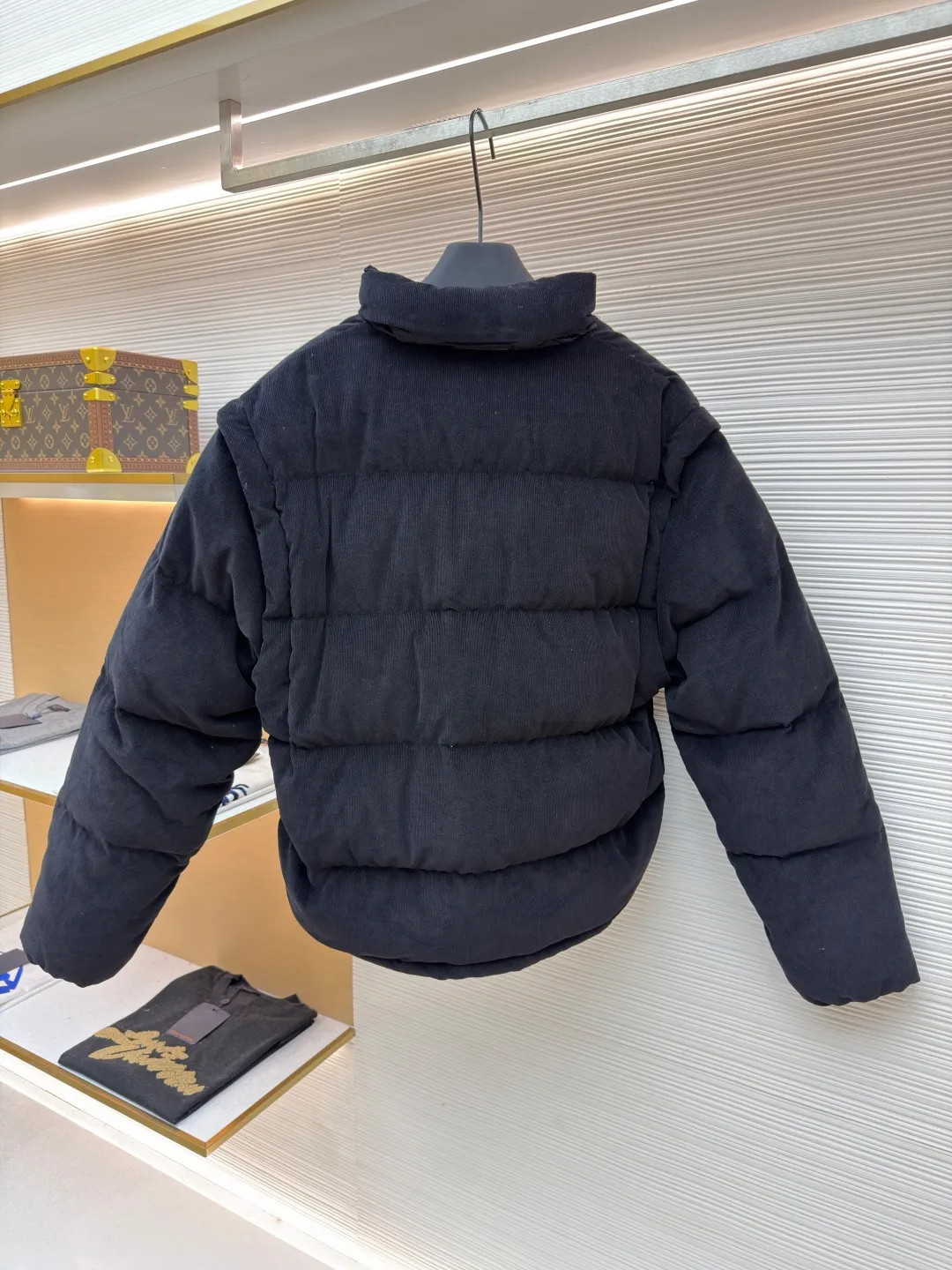 Prada Triangle Label Functional Down Jacket ●Original version: 26400 purchase and development ●Item number: 1681855-E55 ●Fabric: corduroy fabric ●Technology: mechanical down filling ●Color: black ●Version: fitted version ●Weight: about 1185 grams ●Size: S-M-L-XL ●Description: Customized velvet premium corduroy with mellow texture and delicate texture Using the new national standard 90 white duck down (welcome to test), it is full of down and warm. You are in a warm cloud, surrounded by soft warmth. The main color is calm jet black. The iconic enameled metal triangle logo is embellished on the chest. It is low-key and powerful. The stand-up collar is crisp and stylish. It accurately fits the curve of the neck. And the design of the hidden hood is like a mysterious guardian. It can also be detached to turn the sleeves into a vest. Transformed into a lightweight vest, revealing its unique charm inadvertently, switching styles freely, becoming the leader of urban fashion with its unique charm and fearless attitude, mechanical down filling. Prioritize the production of inner liner paper patterns to determine the down filling area according to the original three-dimensional effect. Determine the down weight per square meter to calculate the filling amount of each cut. The computer down filling machine uses a digital weighing unit to achieve stable measurement, and uses imported special machine infrared to position the "Prada triangle mark" for more accurate positioning. Strong and sturdy. The template machine opens the zipper bag. The lines are smooth and tidy. The lines are evenly routed by the computer template machine. The line process of the computer template machine shows extremely high neatness and smoothness. The craftsman accurately controls the size during the operation to ensure that each line meets the design requirements. The lines of the entire template are smooth and unified, neat and beautiful, and the fabrics have been washed. The hand feels and texture is better. It is not easy to deform, not easy to shrink, not easy to fade, and maintains long-term beauty. The overall wiring is straight and delicate, the fabric is comfortable and soft, and the color is consistent without color difference. It can be matched with the same style to create a fashionable look and control various occasions. Customized accessories, complete with three standards, same style for men and women!