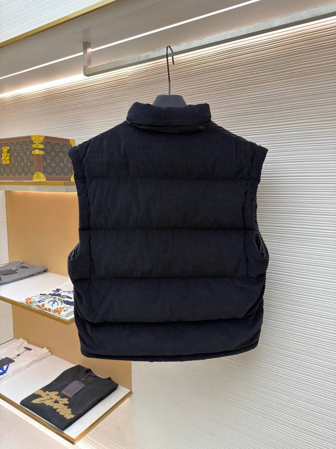 Prada Triangle Label Functional Down Jacket ●Original version: 26400 purchase and development ●Item number: 1681855-E55 ●Fabric: corduroy fabric ●Technology: mechanical down filling ●Color: black ●Version: fitted version ●Weight: about 1185 grams ●Size: S-M-L-XL ●Description: Customized velvet premium corduroy with mellow texture and delicate texture Using the new national standard 90 white duck down (welcome to test), it is full of down and warm. You are in a warm cloud, surrounded by soft warmth. The main color is calm jet black. The iconic enameled metal triangle logo is embellished on the chest. It is low-key and powerful. The stand-up collar is crisp and stylish. It accurately fits the curve of the neck. And the design of the hidden hood is like a mysterious guardian. It can also be detached to turn the sleeves into a vest. Transformed into a lightweight vest, revealing its unique charm inadvertently, switching styles freely, becoming the leader of urban fashion with its unique charm and fearless attitude, mechanical down filling. Prioritize the production of inner liner paper patterns to determine the down filling area according to the original three-dimensional effect. Determine the down weight per square meter to calculate the filling amount of each cut. The computer down filling machine uses a digital weighing unit to achieve stable measurement, and uses imported special machine infrared to position the "Prada triangle mark" for more accurate positioning. Strong and sturdy. The template machine opens the zipper bag. The lines are smooth and tidy. The lines are evenly routed by the computer template machine. The line process of the computer template machine shows extremely high neatness and smoothness. The craftsman accurately controls the size during the operation to ensure that each line meets the design requirements. The lines of the entire template are smooth and unified, neat and beautiful, and the fabrics have been washed. The hand feels and texture is better. It is not easy to deform, not easy to shrink, not easy to fade, and maintains long-term beauty. The overall wiring is straight and delicate, the fabric is comfortable and soft, and the color is consistent without color difference. It can be matched with the same style to create a fashionable look and control various occasions. Customized accessories, complete with three standards, same style for men and women!