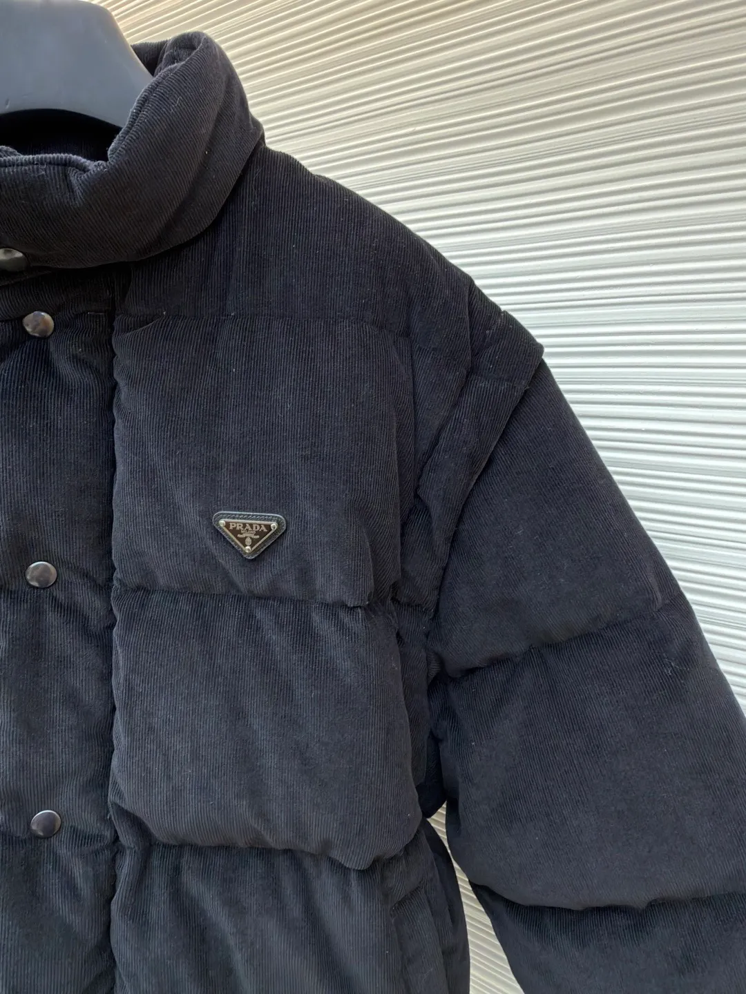 Prada Triangle Label Functional Down Jacket ●Original version: 26400 purchase and development ●Item number: 1681855-E55 ●Fabric: corduroy fabric ●Technology: mechanical down filling ●Color: black ●Version: fitted version ●Weight: about 1185 grams ●Size: S-M-L-XL ●Description: Customized velvet premium corduroy with mellow texture and delicate texture Using the new national standard 90 white duck down (welcome to test), it is full of down and warm. You are in a warm cloud, surrounded by soft warmth. The main color is calm jet black. The iconic enameled metal triangle logo is embellished on the chest. It is low-key and powerful. The stand-up collar is crisp and stylish. It accurately fits the curve of the neck. And the design of the hidden hood is like a mysterious guardian. It can also be detached to turn the sleeves into a vest. Transformed into a lightweight vest, revealing its unique charm inadvertently, switching styles freely, becoming the leader of urban fashion with its unique charm and fearless attitude, mechanical down filling. Prioritize the production of inner liner paper patterns to determine the down filling area according to the original three-dimensional effect. Determine the down weight per square meter to calculate the filling amount of each cut. The computer down filling machine uses a digital weighing unit to achieve stable measurement, and uses imported special machine infrared to position the "Prada triangle mark" for more accurate positioning. Strong and sturdy. The template machine opens the zipper bag. The lines are smooth and tidy. The lines are evenly routed by the computer template machine. The line process of the computer template machine shows extremely high neatness and smoothness. The craftsman accurately controls the size during the operation to ensure that each line meets the design requirements. The lines of the entire template are smooth and unified, neat and beautiful, and the fabrics have been washed. The hand feels and texture is better. It is not easy to deform, not easy to shrink, not easy to fade, and maintains long-term beauty. The overall wiring is straight and delicate, the fabric is comfortable and soft, and the color is consistent without color difference. It can be matched with the same style to create a fashionable look and control various occasions. Customized accessories, complete with three standards, same style for men and women!