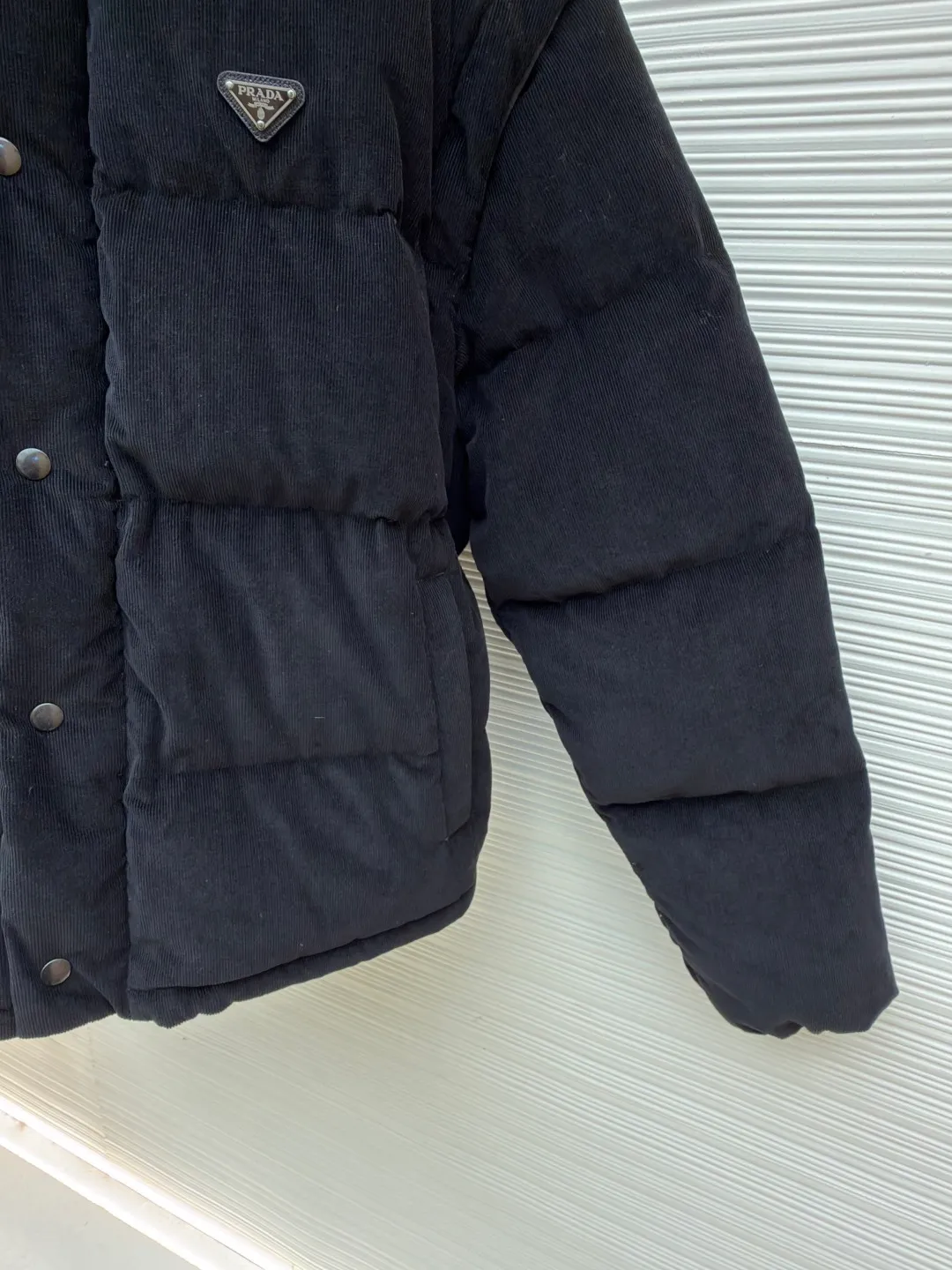 Prada Triangle Label Functional Down Jacket ●Original version: 26400 purchase and development ●Item number: 1681855-E55 ●Fabric: corduroy fabric ●Technology: mechanical down filling ●Color: black ●Version: fitted version ●Weight: about 1185 grams ●Size: S-M-L-XL ●Description: Customized velvet premium corduroy with mellow texture and delicate texture Using the new national standard 90 white duck down (welcome to test), it is full of down and warm. You are in a warm cloud, surrounded by soft warmth. The main color is calm jet black. The iconic enameled metal triangle logo is embellished on the chest. It is low-key and powerful. The stand-up collar is crisp and stylish. It accurately fits the curve of the neck. And the design of the hidden hood is like a mysterious guardian. It can also be detached to turn the sleeves into a vest. Transformed into a lightweight vest, revealing its unique charm inadvertently, switching styles freely, becoming the leader of urban fashion with its unique charm and fearless attitude, mechanical down filling. Prioritize the production of inner liner paper patterns to determine the down filling area according to the original three-dimensional effect. Determine the down weight per square meter to calculate the filling amount of each cut. The computer down filling machine uses a digital weighing unit to achieve stable measurement, and uses imported special machine infrared to position the "Prada triangle mark" for more accurate positioning. Strong and sturdy. The template machine opens the zipper bag. The lines are smooth and tidy. The lines are evenly routed by the computer template machine. The line process of the computer template machine shows extremely high neatness and smoothness. The craftsman accurately controls the size during the operation to ensure that each line meets the design requirements. The lines of the entire template are smooth and unified, neat and beautiful, and the fabrics have been washed. The hand feels and texture is better. It is not easy to deform, not easy to shrink, not easy to fade, and maintains long-term beauty. The overall wiring is straight and delicate, the fabric is comfortable and soft, and the color is consistent without color difference. It can be matched with the same style to create a fashionable look and control various occasions. Customized accessories, complete with three standards, same style for men and women!
