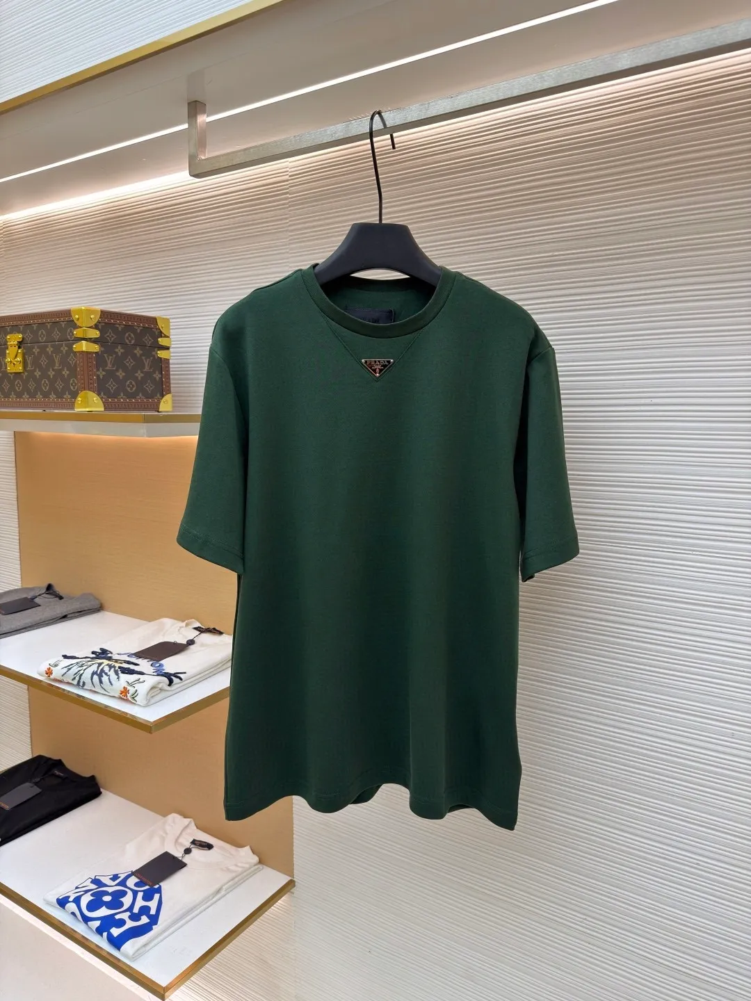 Prada chest triangle logo short sleeves ●Original version: 8000 purchase and development ●Item number: 1682428-A00 ●Fabric: cotton fabric ●Technology: infrared positioning production ●Color: green ●Version: Fitted version ●Weight: about 290 grams ●Size: S-M-L-XL ●Description: Customized mercerized hydrogen and oxygen liquid ammonia double-sided satin, breathable and refreshing, comfortable and skin-friendly. The iconic Prada triangle logo embellishes the chest to highlight the brand charm. The unique design of splicing the triangle area of the neckline creates a full sense of layering. It shocks your vision with a minimalist design and highlights luxury in a low-key manner. The infrared positioning of the "Prada triangle mark" is made using an imported special machine to make the position more precise and firm. Manual point splicing of the triangular area is carried out with the triangular fabric through precise point selection to ensure that the triangular area is uniformly positioned. The fabrics have been washed and have a better hand feel and texture. It is not easy to deform, shrink or fade, and maintains long-term beauty. The overall wiring is straight and delicate, the fabric is comfortable and soft, and the color is consistent without color difference. It can be matched with the same style to create a fashionable look and control various occasions. Customized accessories, complete with three standards, same style for men and women!