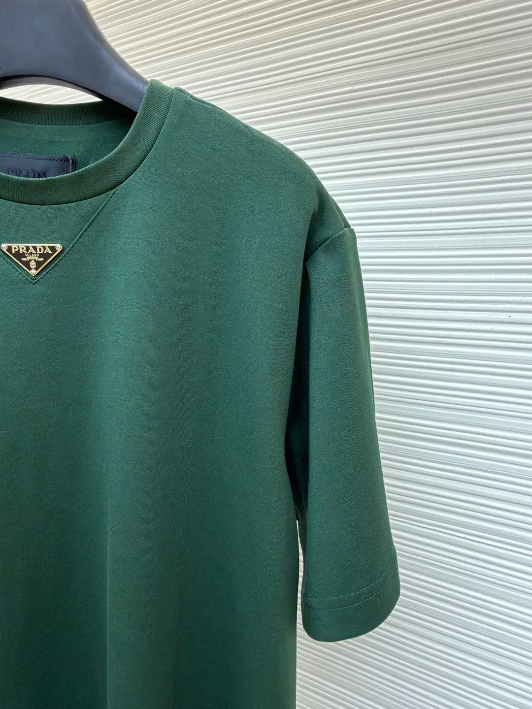Prada chest triangle logo short sleeves ●Original version: 8000 purchase and development ●Item number: 1682428-A00 ●Fabric: cotton fabric ●Technology: infrared positioning production ●Color: green ●Version: Fitted version ●Weight: about 290 grams ●Size: S-M-L-XL ●Description: Customized mercerized hydrogen and oxygen liquid ammonia double-sided satin, breathable and refreshing, comfortable and skin-friendly. The iconic Prada triangle logo embellishes the chest to highlight the brand charm. The unique design of splicing the triangle area of the neckline creates a full sense of layering. It shocks your vision with a minimalist design and highlights luxury in a low-key manner. The infrared positioning of the "Prada triangle mark" is made using an imported special machine to make the position more precise and firm. Manual point splicing of the triangular area is carried out with the triangular fabric through precise point selection to ensure that the triangular area is uniformly positioned. The fabrics have been washed and have a better hand feel and texture. It is not easy to deform, shrink or fade, and maintains long-term beauty. The overall wiring is straight and delicate, the fabric is comfortable and soft, and the color is consistent without color difference. It can be matched with the same style to create a fashionable look and control various occasions. Customized accessories, complete with three standards, same style for men and women!