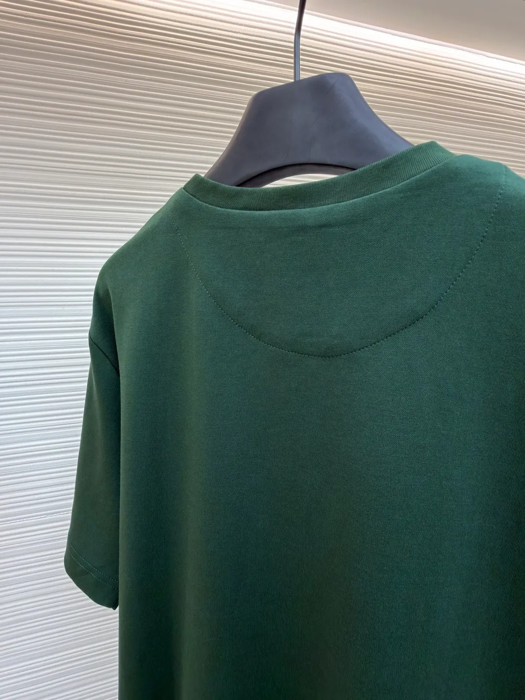 Prada chest triangle logo short sleeves ●Original version: 8000 purchase and development ●Item number: 1682428-A00 ●Fabric: cotton fabric ●Technology: infrared positioning production ●Color: green ●Version: Fitted version ●Weight: about 290 grams ●Size: S-M-L-XL ●Description: Customized mercerized hydrogen and oxygen liquid ammonia double-sided satin, breathable and refreshing, comfortable and skin-friendly. The iconic Prada triangle logo embellishes the chest to highlight the brand charm. The unique design of splicing the triangle area of the neckline creates a full sense of layering. It shocks your vision with a minimalist design and highlights luxury in a low-key manner. The infrared positioning of the "Prada triangle mark" is made using an imported special machine to make the position more precise and firm. Manual point splicing of the triangular area is carried out with the triangular fabric through precise point selection to ensure that the triangular area is uniformly positioned. The fabrics have been washed and have a better hand feel and texture. It is not easy to deform, shrink or fade, and maintains long-term beauty. The overall wiring is straight and delicate, the fabric is comfortable and soft, and the color is consistent without color difference. It can be matched with the same style to create a fashionable look and control various occasions. Customized accessories, complete with three standards, same style for men and women!