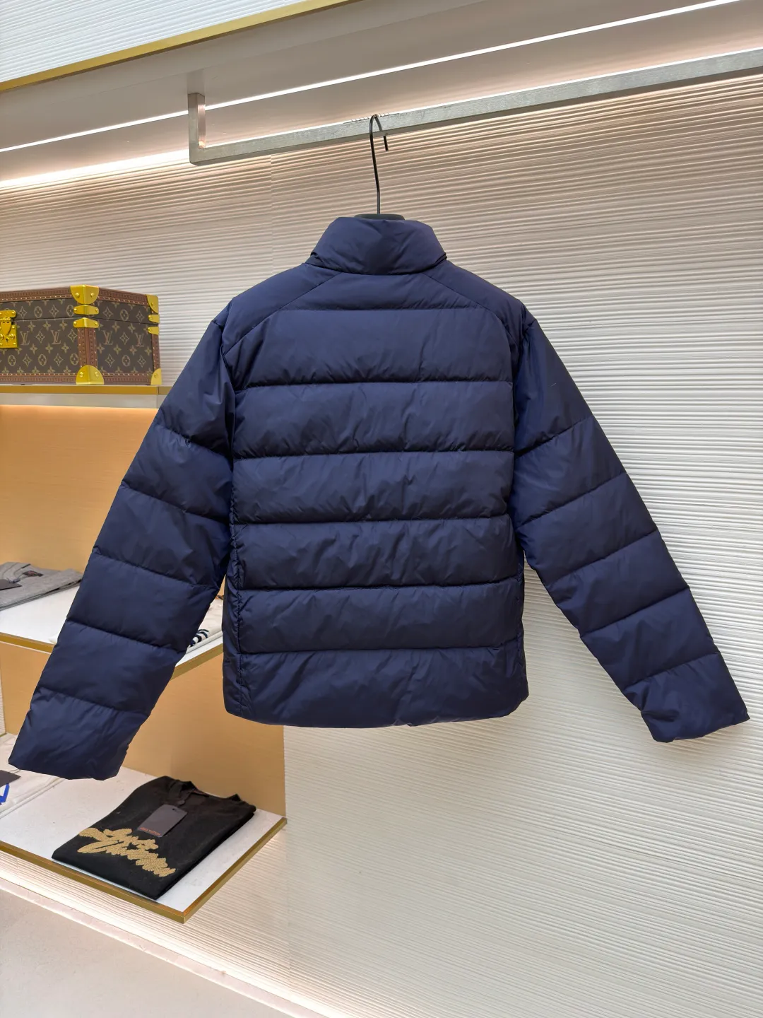 Prada triangle pocket down jacket ●Original version: Purchased and developed in 19800 ●Item number: 1681903-D20 ●Fabric: white duck down fabric ●Technology: mechanical down filling ●Color: navy blue ●Version: fitted version ●Weight: about 675 grams ●Size: 46-48-50-52 ●Description: Customized ultra-dense round hole woven fabric (with anti-repellent treatment) showing a matte micro-texture Use the new national standard 90 white duck down (welcome to test), full of down, full of warmth, you are in a warm cloud, surrounded by soft warmth, the classic black tone exudes an innate sense of luxury, the iconic enameled metal triangle logo is embellished on the chest, low-key and powerful, the stand-up collar is crisp and stylish, accurately fits the neck curve, and uses architectural lines to reconstruct the warmth and neatness of the bloated down jacket. Enjoy warmth and comfort. Become the most considerate companion for mechanical down filling in winter. Prioritize the filling area by making the liner pattern to determine the gram weight of down per square meter according to the original three-dimensional effect, thereby calculating the filling amount of each piece. The computer down filling machine uses a digital weighing unit to achieve stable measurement, and uses imported special machine infrared to locate the "Prada triangle mark" for more accurate positioning. The firm and strong template machine opens the zipper bag. The lines are smooth and tidy. The wiring is even and the template machine lines the lines. The line process of the computer template machine shows extremely high neatness and smoothness. The craftsman accurately controls the size during the operation to ensure that each line meets the design requirements. The lines of the entire template are smooth and uniform, clean and beautiful. The overall wiring is straight and delicate, the fabric is comfortable and soft, and the color is consistent without color difference. It can be matched with the same style to create a fashionable look and control various occasions. Customized accessories, complete with three standards, same style for men and women!
