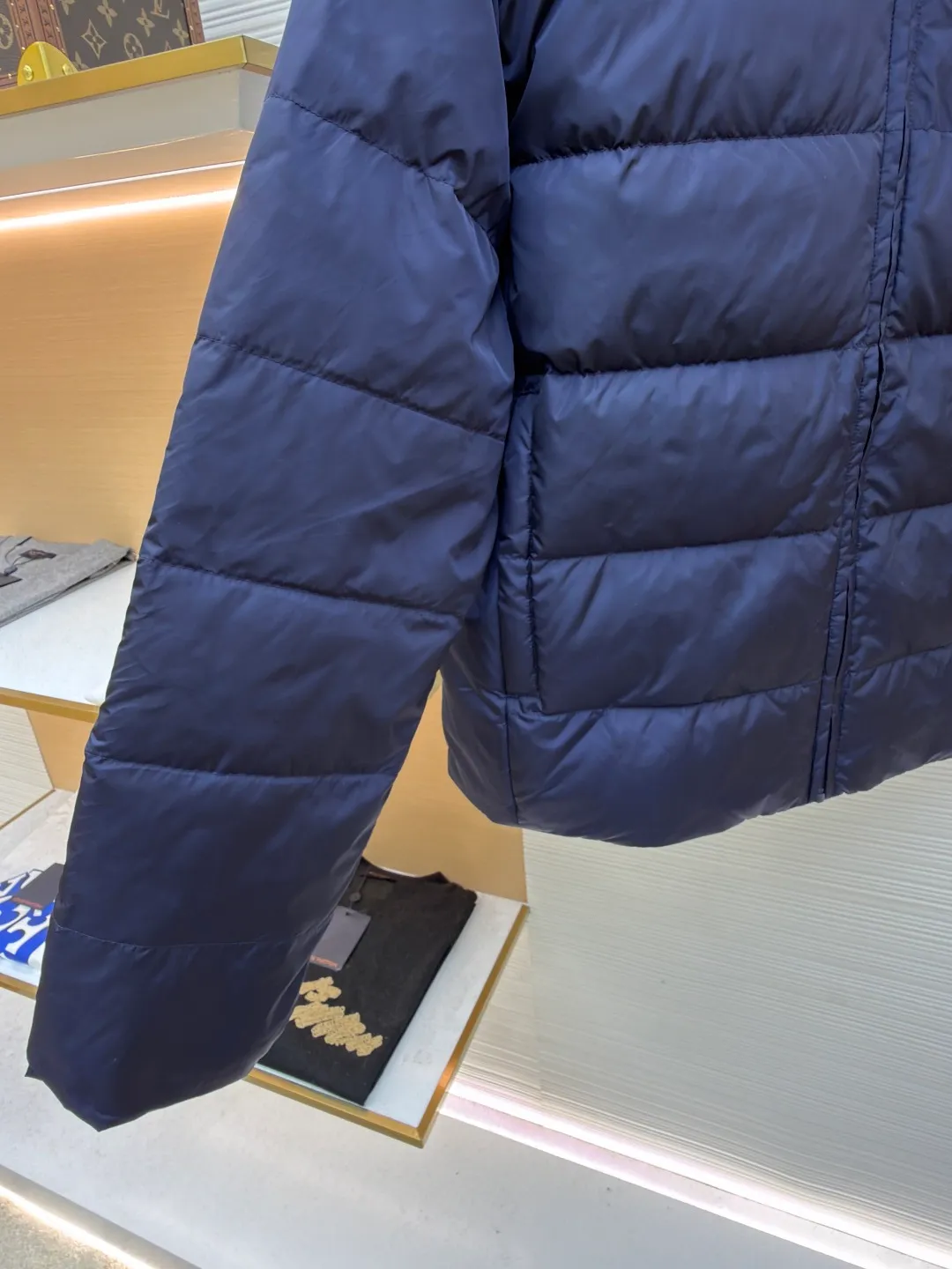 Prada triangle pocket down jacket ●Original version: Purchased and developed in 19800 ●Item number: 1681903-D20 ●Fabric: white duck down fabric ●Technology: mechanical down filling ●Color: navy blue ●Version: fitted version ●Weight: about 675 grams ●Size: 46-48-50-52 ●Description: Customized ultra-dense round hole woven fabric (with anti-repellent treatment) showing a matte micro-texture Use the new national standard 90 white duck down (welcome to test), full of down, full of warmth, you are in a warm cloud, surrounded by soft warmth, the classic black tone exudes an innate sense of luxury, the iconic enameled metal triangle logo is embellished on the chest, low-key and powerful, the stand-up collar is crisp and stylish, accurately fits the neck curve, and uses architectural lines to reconstruct the warmth and neatness of the bloated down jacket. Enjoy warmth and comfort. Become the most considerate companion for mechanical down filling in winter. Prioritize the filling area by making the liner pattern to determine the gram weight of down per square meter according to the original three-dimensional effect, thereby calculating the filling amount of each piece. The computer down filling machine uses a digital weighing unit to achieve stable measurement, and uses imported special machine infrared to locate the "Prada triangle mark" for more accurate positioning. The firm and strong template machine opens the zipper bag. The lines are smooth and tidy. The wiring is even and the template machine lines the lines. The line process of the computer template machine shows extremely high neatness and smoothness. The craftsman accurately controls the size during the operation to ensure that each line meets the design requirements. The lines of the entire template are smooth and uniform, clean and beautiful. The overall wiring is straight and delicate, the fabric is comfortable and soft, and the color is consistent without color difference. It can be matched with the same style to create a fashionable look and control various occasions. Customized accessories, complete with three standards, same style for men and women!