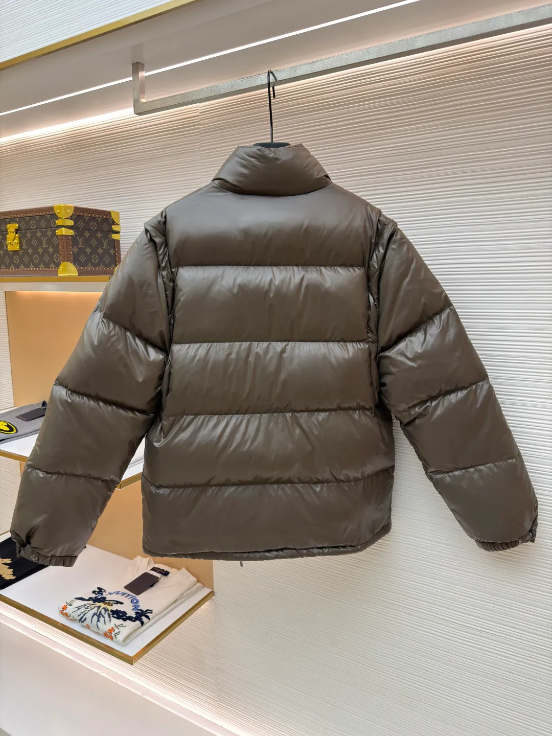 Prada detachable sleeve down jacket ●Original version: purchased and developed by 13044 ●Item number: 1682017-D80 ●Fabric: white duck down fabric ●Technology: mechanical down filling ●Color: olive green ●Version: fitted version ●Weight: about 805 grams ●Size: S-M-L-XL ●Description: The use of high-quality protective nylon fabric not only enhances the wear resistance, waterproofness and windproofness of the down jacket, but also ensures its excellent performance in various harsh weather conditions. Filled with high-quality 90 white duck down and thermal fibers, it provides excellent thermal performance and keeps you warm and comfortable even in extremely cold weather. The two-way zipper opening and closing design makes it easy to put on and take off; the side zipper pockets are both practical and beautiful; the drawstring hem can be freely adjusted for tightness; and the windproof cuffs effectively block the intrusion of cold wind. The overall wiring is straight and delicate, the fabric is comfortable and soft, and the color is consistent without color difference. It can be matched with the same style to create a fashionable look and control various occasions. Customized accessories, complete with three standards, same style for men and women!