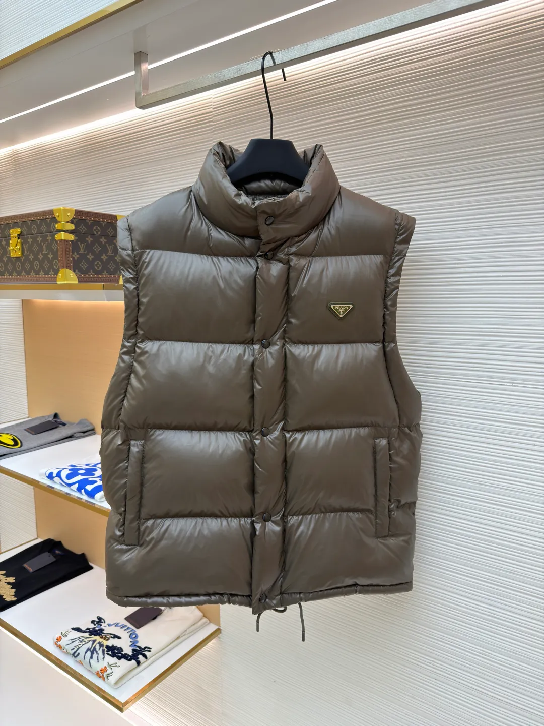 Prada detachable sleeve down jacket ●Original version: purchased and developed by 13044 ●Item number: 1682017-D80 ●Fabric: white duck down fabric ●Technology: mechanical down filling ●Color: olive green ●Version: fitted version ●Weight: about 805 grams ●Size: S-M-L-XL ●Description: The use of high-quality protective nylon fabric not only enhances the wear resistance, waterproofness and windproofness of the down jacket, but also ensures its excellent performance in various harsh weather conditions. Filled with high-quality 90 white duck down and thermal fibers, it provides excellent thermal performance and keeps you warm and comfortable even in extremely cold weather. The two-way zipper opening and closing design makes it easy to put on and take off; the side zipper pockets are both practical and beautiful; the drawstring hem can be freely adjusted for tightness; and the windproof cuffs effectively block the intrusion of cold wind. The overall wiring is straight and delicate, the fabric is comfortable and soft, and the color is consistent without color difference. It can be matched with the same style to create a fashionable look and control various occasions. Customized accessories, complete with three standards, same style for men and women!