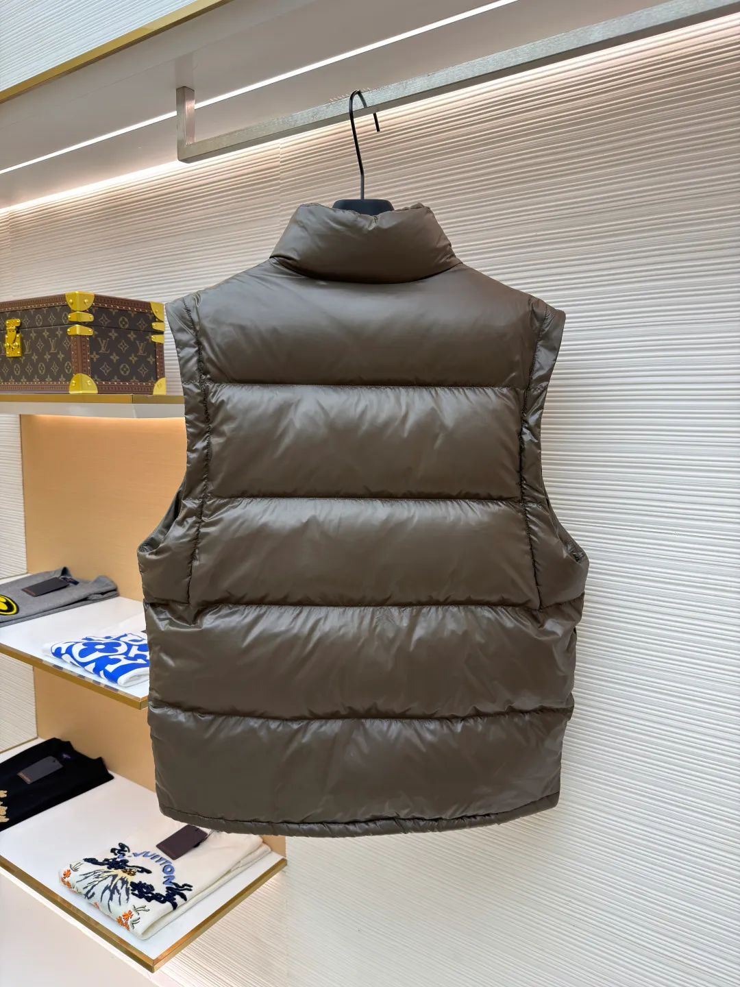 Prada detachable sleeve down jacket ●Original version: purchased and developed by 13044 ●Item number: 1682017-D80 ●Fabric: white duck down fabric ●Technology: mechanical down filling ●Color: olive green ●Version: fitted version ●Weight: about 805 grams ●Size: S-M-L-XL ●Description: The use of high-quality protective nylon fabric not only enhances the wear resistance, waterproofness and windproofness of the down jacket, but also ensures its excellent performance in various harsh weather conditions. Filled with high-quality 90 white duck down and thermal fibers, it provides excellent thermal performance and keeps you warm and comfortable even in extremely cold weather. The two-way zipper opening and closing design makes it easy to put on and take off; the side zipper pockets are both practical and beautiful; the drawstring hem can be freely adjusted for tightness; and the windproof cuffs effectively block the intrusion of cold wind. The overall wiring is straight and delicate, the fabric is comfortable and soft, and the color is consistent without color difference. It can be matched with the same style to create a fashionable look and control various occasions. Customized accessories, complete with three standards, same style for men and women!