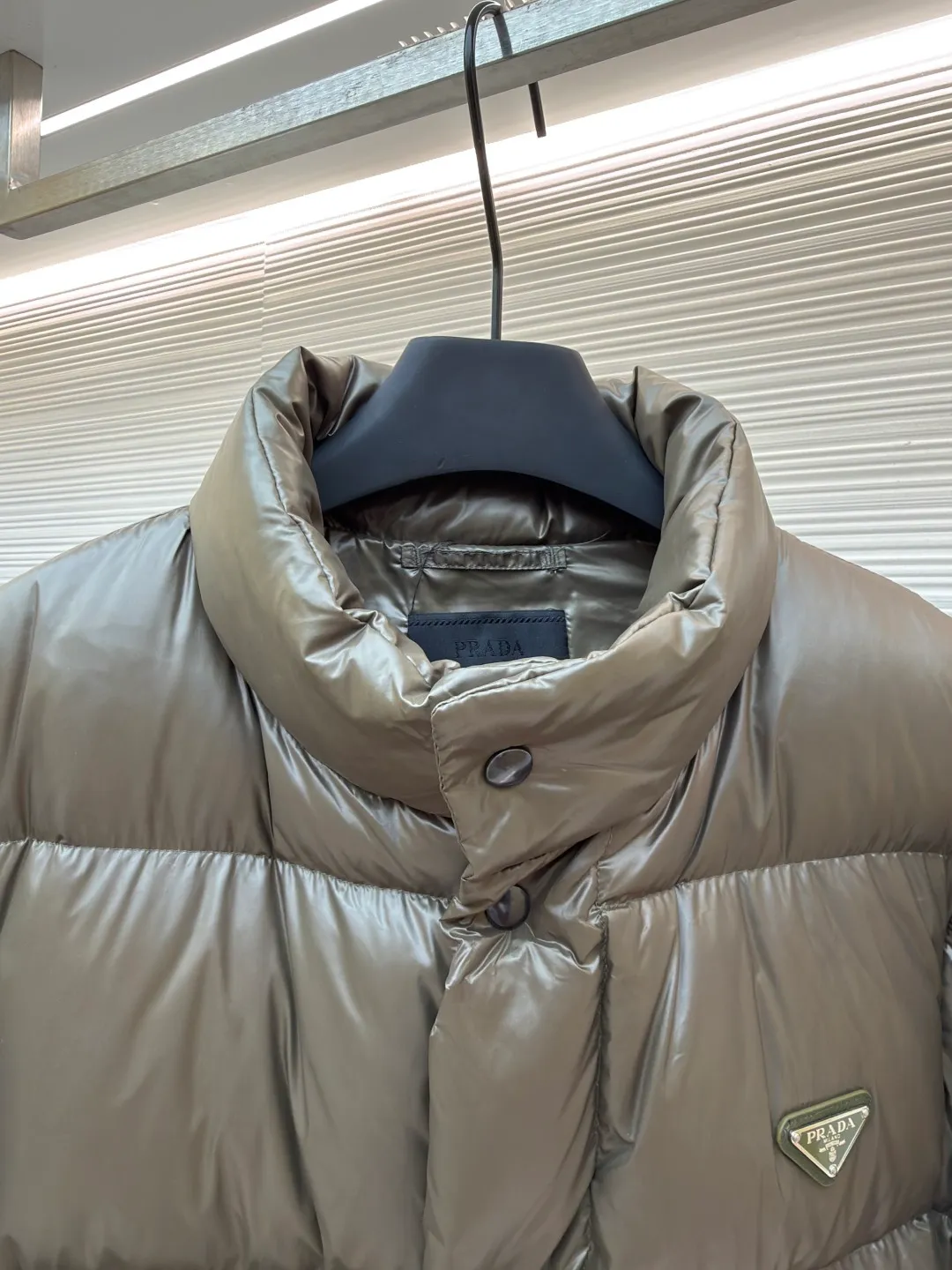 Prada detachable sleeve down jacket ●Original version: purchased and developed by 13044 ●Item number: 1682017-D80 ●Fabric: white duck down fabric ●Technology: mechanical down filling ●Color: olive green ●Version: fitted version ●Weight: about 805 grams ●Size: S-M-L-XL ●Description: The use of high-quality protective nylon fabric not only enhances the wear resistance, waterproofness and windproofness of the down jacket, but also ensures its excellent performance in various harsh weather conditions. Filled with high-quality 90 white duck down and thermal fibers, it provides excellent thermal performance and keeps you warm and comfortable even in extremely cold weather. The two-way zipper opening and closing design makes it easy to put on and take off; the side zipper pockets are both practical and beautiful; the drawstring hem can be freely adjusted for tightness; and the windproof cuffs effectively block the intrusion of cold wind. The overall wiring is straight and delicate, the fabric is comfortable and soft, and the color is consistent without color difference. It can be matched with the same style to create a fashionable look and control various occasions. Customized accessories, complete with three standards, same style for men and women!