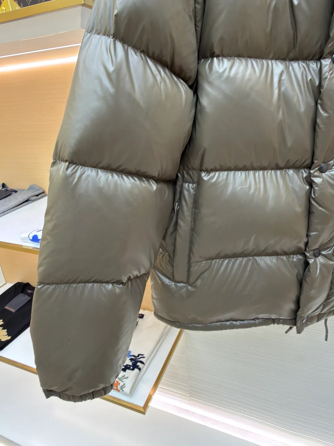 Prada detachable sleeve down jacket ●Original version: purchased and developed by 13044 ●Item number: 1682017-D80 ●Fabric: white duck down fabric ●Technology: mechanical down filling ●Color: olive green ●Version: fitted version ●Weight: about 805 grams ●Size: S-M-L-XL ●Description: The use of high-quality protective nylon fabric not only enhances the wear resistance, waterproofness and windproofness of the down jacket, but also ensures its excellent performance in various harsh weather conditions. Filled with high-quality 90 white duck down and thermal fibers, it provides excellent thermal performance and keeps you warm and comfortable even in extremely cold weather. The two-way zipper opening and closing design makes it easy to put on and take off; the side zipper pockets are both practical and beautiful; the drawstring hem can be freely adjusted for tightness; and the windproof cuffs effectively block the intrusion of cold wind. The overall wiring is straight and delicate, the fabric is comfortable and soft, and the color is consistent without color difference. It can be matched with the same style to create a fashionable look and control various occasions. Customized accessories, complete with three standards, same style for men and women!