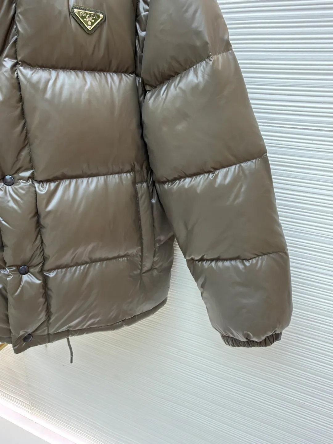 Prada detachable sleeve down jacket ●Original version: purchased and developed by 13044 ●Item number: 1682017-D80 ●Fabric: white duck down fabric ●Technology: mechanical down filling ●Color: olive green ●Version: fitted version ●Weight: about 805 grams ●Size: S-M-L-XL ●Description: The use of high-quality protective nylon fabric not only enhances the wear resistance, waterproofness and windproofness of the down jacket, but also ensures its excellent performance in various harsh weather conditions. Filled with high-quality 90 white duck down and thermal fibers, it provides excellent thermal performance and keeps you warm and comfortable even in extremely cold weather. The two-way zipper opening and closing design makes it easy to put on and take off; the side zipper pockets are both practical and beautiful; the drawstring hem can be freely adjusted for tightness; and the windproof cuffs effectively block the intrusion of cold wind. The overall wiring is straight and delicate, the fabric is comfortable and soft, and the color is consistent without color difference. It can be matched with the same style to create a fashionable look and control various occasions. Customized accessories, complete with three standards, same style for men and women!