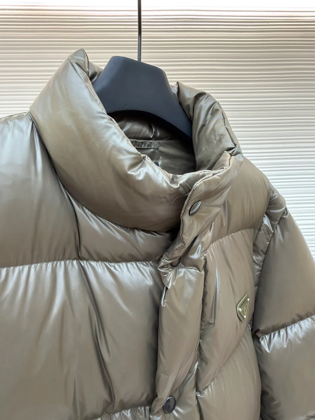 Prada detachable sleeve down jacket ●Original version: purchased and developed by 13044 ●Item number: 1682017-D80 ●Fabric: white duck down fabric ●Technology: mechanical down filling ●Color: olive green ●Version: fitted version ●Weight: about 805 grams ●Size: S-M-L-XL ●Description: The use of high-quality protective nylon fabric not only enhances the wear resistance, waterproofness and windproofness of the down jacket, but also ensures its excellent performance in various harsh weather conditions. Filled with high-quality 90 white duck down and thermal fibers, it provides excellent thermal performance and keeps you warm and comfortable even in extremely cold weather. The two-way zipper opening and closing design makes it easy to put on and take off; the side zipper pockets are both practical and beautiful; the drawstring hem can be freely adjusted for tightness; and the windproof cuffs effectively block the intrusion of cold wind. The overall wiring is straight and delicate, the fabric is comfortable and soft, and the color is consistent without color difference. It can be matched with the same style to create a fashionable look and control various occasions. Customized accessories, complete with three standards, same style for men and women!