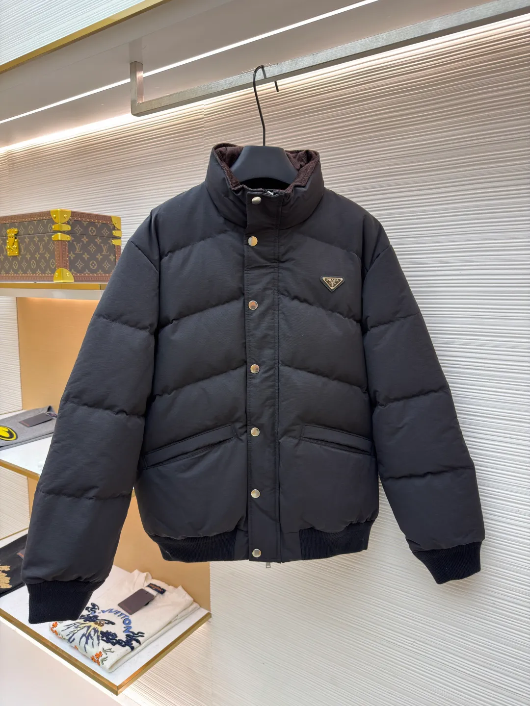 Prada down jacket with triangle stand collar ●Original version: purchased and developed by 15436 ●Item number: 1681713-D15 ●Fabric: white duck down fabric ●Technology: mechanical down filling ●Color: black ●Version: fitted version ●Weight: about 1105 grams ●Size: S-M-L-XL ●Description: Selected high-count poplin fabric, showing a unique matte texture, high-count and high-density weaving with fine warp yarns and thick weft yarns. The unique cross texture on the surface is stiffer than ordinary cotton and more skin-friendly than nylon. Filled with 90% selected white duck down and weighing 230g, it ensures fluffiness, quick rebound, lightness and warmth. The quilting stitches are sewn in a diagonal direction at an angle of about 65 degrees, and the diagonal lines are arranged in parallel. The fabric and filling are planned into different functional areas, and the quilting stitches in each partition are relatively independent. This allows the finished product to produce a larger deformation space along the diagonal direction when stretched and pressed, making it less likely to tighten and break. The diamond grid has a strong sense of direction and movement, and the visual effect is rich, modern and advanced. The overall wiring is straight and delicate, the fabric is comfortable and soft, and the color is consistent without color difference. It can be matched with the same style to create a fashionable look and control various occasions. Customized accessories, complete with three standards, same style for men and women!