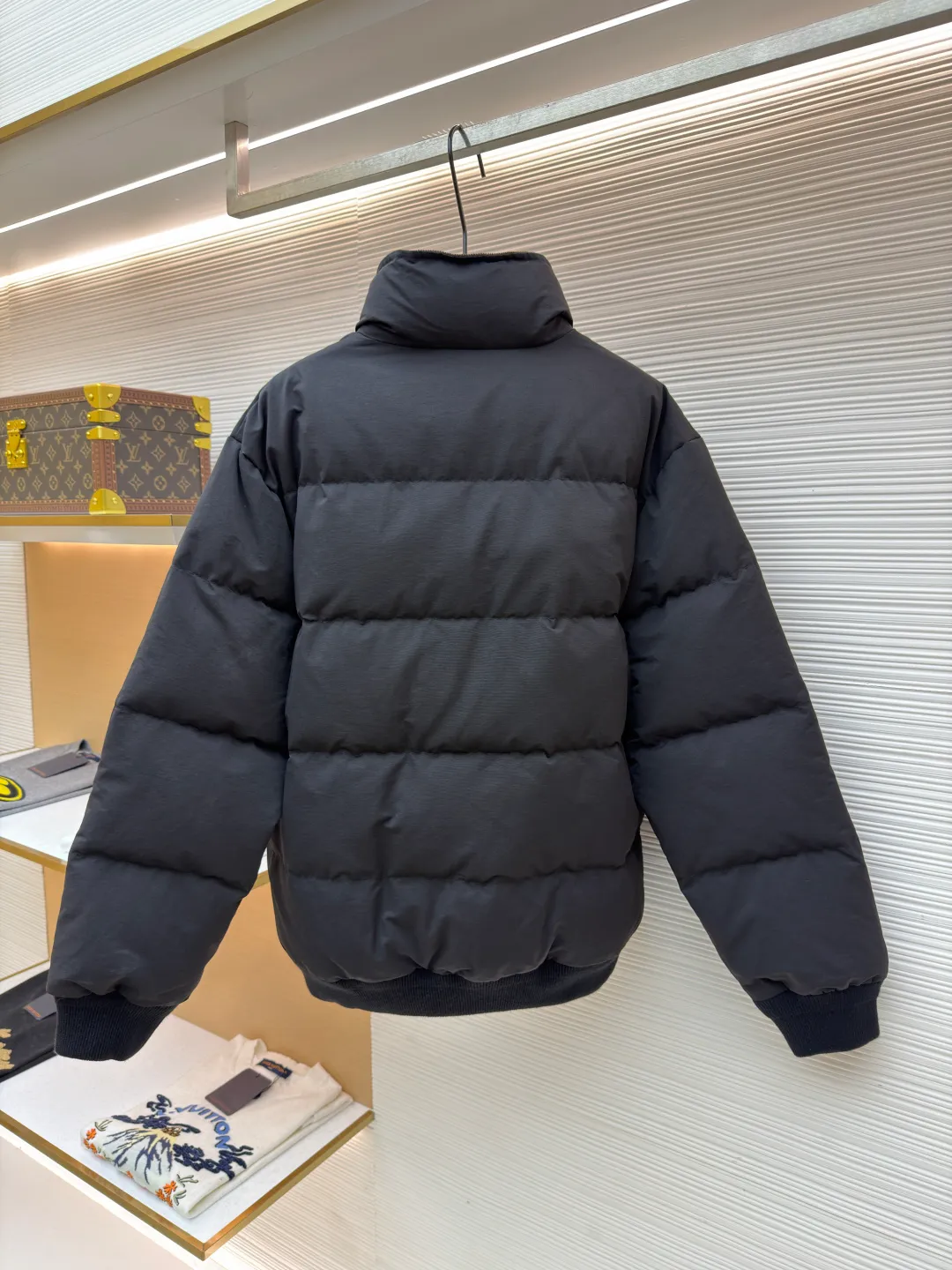 Prada down jacket with triangle stand collar ●Original version: purchased and developed by 15436 ●Item number: 1681713-D15 ●Fabric: white duck down fabric ●Technology: mechanical down filling ●Color: black ●Version: fitted version ●Weight: about 1105 grams ●Size: S-M-L-XL ●Description: Selected high-count poplin fabric, showing a unique matte texture, high-count and high-density weaving with fine warp yarns and thick weft yarns. The unique cross texture on the surface is stiffer than ordinary cotton and more skin-friendly than nylon. Filled with 90% selected white duck down and weighing 230g, it ensures fluffiness, quick rebound, lightness and warmth. The quilting stitches are sewn in a diagonal direction at an angle of about 65 degrees, and the diagonal lines are arranged in parallel. The fabric and filling are planned into different functional areas, and the quilting stitches in each partition are relatively independent. This allows the finished product to produce a larger deformation space along the diagonal direction when stretched and pressed, making it less likely to tighten and break. The diamond grid has a strong sense of direction and movement, and the visual effect is rich, modern and advanced. The overall wiring is straight and delicate, the fabric is comfortable and soft, and the color is consistent without color difference. It can be matched with the same style to create a fashionable look and control various occasions. Customized accessories, complete with three standards, same style for men and women!