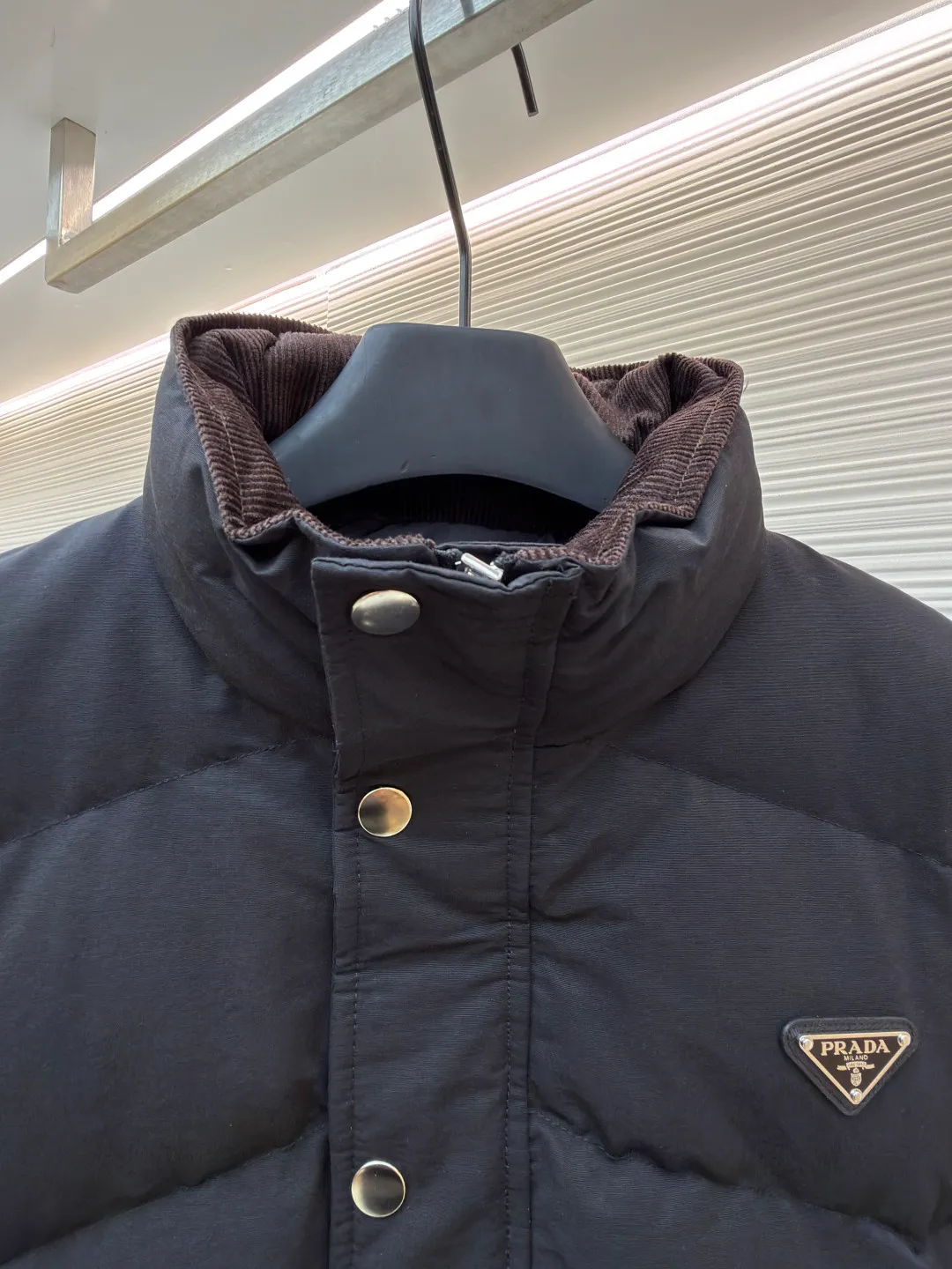 Prada down jacket with triangle stand collar ●Original version: purchased and developed by 15436 ●Item number: 1681713-D15 ●Fabric: white duck down fabric ●Technology: mechanical down filling ●Color: black ●Version: fitted version ●Weight: about 1105 grams ●Size: S-M-L-XL ●Description: Selected high-count poplin fabric, showing a unique matte texture, high-count and high-density weaving with fine warp yarns and thick weft yarns. The unique cross texture on the surface is stiffer than ordinary cotton and more skin-friendly than nylon. Filled with 90% selected white duck down and weighing 230g, it ensures fluffiness, quick rebound, lightness and warmth. The quilting stitches are sewn in a diagonal direction at an angle of about 65 degrees, and the diagonal lines are arranged in parallel. The fabric and filling are planned into different functional areas, and the quilting stitches in each partition are relatively independent. This allows the finished product to produce a larger deformation space along the diagonal direction when stretched and pressed, making it less likely to tighten and break. The diamond grid has a strong sense of direction and movement, and the visual effect is rich, modern and advanced. The overall wiring is straight and delicate, the fabric is comfortable and soft, and the color is consistent without color difference. It can be matched with the same style to create a fashionable look and control various occasions. Customized accessories, complete with three standards, same style for men and women!