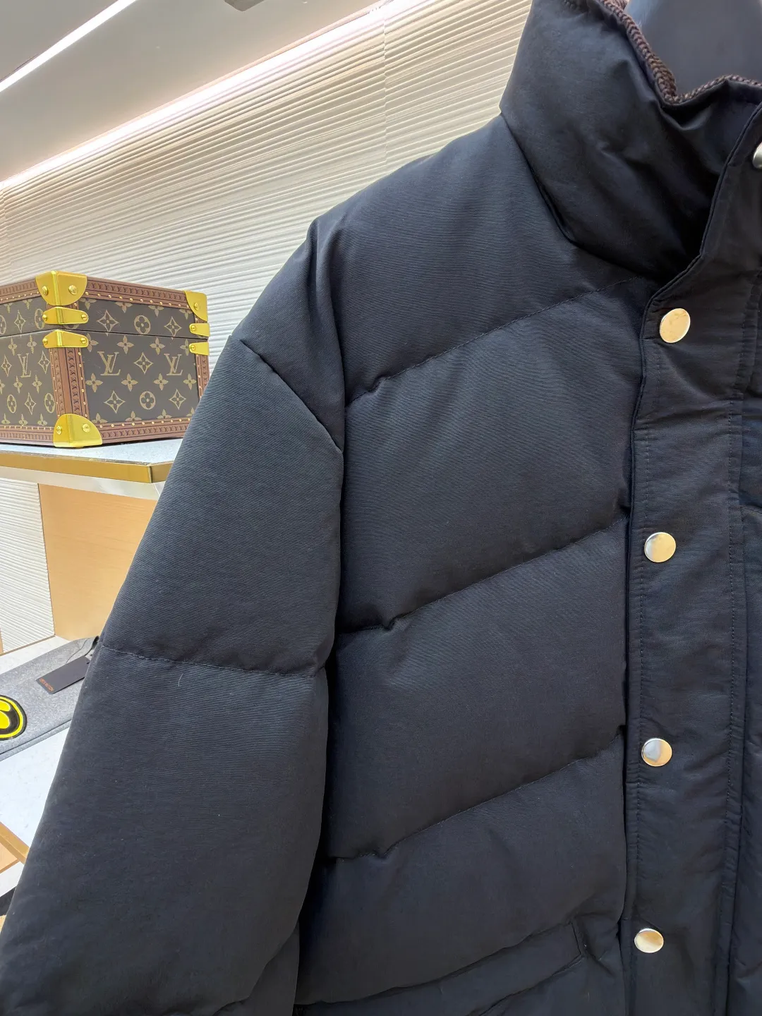 Prada down jacket with triangle stand collar ●Original version: purchased and developed by 15436 ●Item number: 1681713-D15 ●Fabric: white duck down fabric ●Technology: mechanical down filling ●Color: black ●Version: fitted version ●Weight: about 1105 grams ●Size: S-M-L-XL ●Description: Selected high-count poplin fabric, showing a unique matte texture, high-count and high-density weaving with fine warp yarns and thick weft yarns. The unique cross texture on the surface is stiffer than ordinary cotton and more skin-friendly than nylon. Filled with 90% selected white duck down and weighing 230g, it ensures fluffiness, quick rebound, lightness and warmth. The quilting stitches are sewn in a diagonal direction at an angle of about 65 degrees, and the diagonal lines are arranged in parallel. The fabric and filling are planned into different functional areas, and the quilting stitches in each partition are relatively independent. This allows the finished product to produce a larger deformation space along the diagonal direction when stretched and pressed, making it less likely to tighten and break. The diamond grid has a strong sense of direction and movement, and the visual effect is rich, modern and advanced. The overall wiring is straight and delicate, the fabric is comfortable and soft, and the color is consistent without color difference. It can be matched with the same style to create a fashionable look and control various occasions. Customized accessories, complete with three standards, same style for men and women!