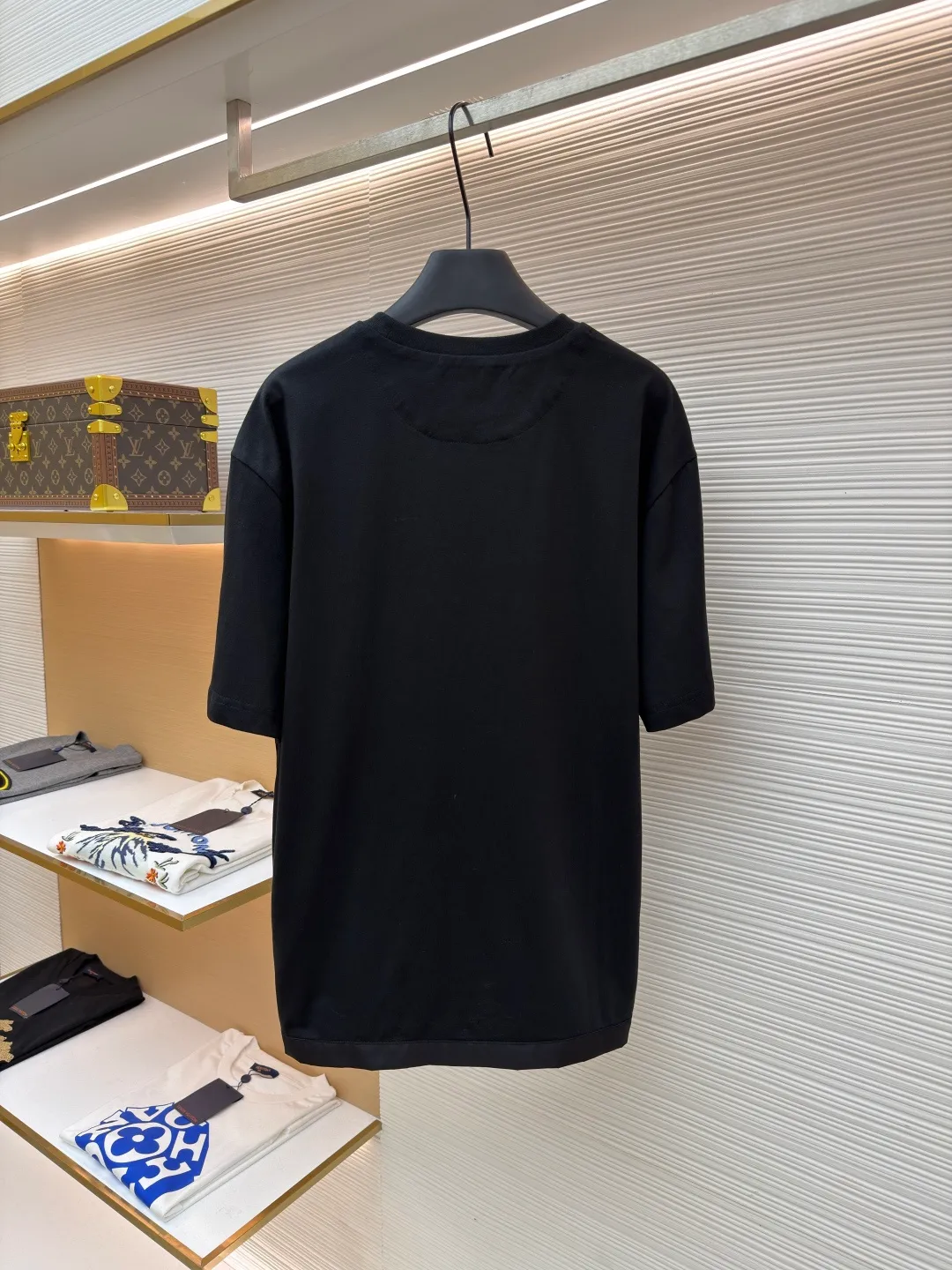 Prada Triangle Logo Pocket Short Sleeves ●Original version: Purchased and developed for 7000 ●Item number: 1682396-A05 ●Fabric: High-elastic jersey fabric ●Technology: Needle and shuttle stitching ●Color: black ●Version: Fitted version ●Weight: about 235 grams ●Size: S-M-L-XL ●Description: Customized high-elastic jersey material, delicate and soft, comfortable and close to the skin, a touch of simple white, pure and elegant. The iconic Prada triangle logo is embellished on the chest. It is integrated with Re-Nylon nylon fabric to decorate the square silhouette. Cross-disciplinary aesthetic grafting. The exquisite small pocket design highlights quality and style. It reveals a flexible and relaxed beauty. It is a picture of strolling in the city and deconstructs the attitude of the modern gentleman. The infrared positioning of the "Prada triangle mark" by an imported special machine is more precise and firm. Needle and shuttle stitching technology can make full use of the respective advantages of knitted fabrics and woven fabrics. By choosing the appropriate sewing process and stitches, it can ensure that the splicing parts are strong and beautiful. Template machine bag opening The preset template guides the position, shape and size of the bag opening. The accuracy ensures the quality of the bag opening effect. The overall wiring is straight and delicate, the fabric is comfortable and soft, and the color is consistent without color difference. It can be matched with the same style to create a fashionable look and control various occasions. Customized accessories, complete with three standards, same style for men and women!