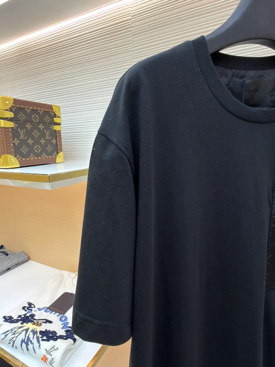 Prada Triangle Logo Pocket Short Sleeves ●Original version: Purchased and developed for 7000 ●Item number: 1682396-A05 ●Fabric: High-elastic jersey fabric ●Technology: Needle and shuttle stitching ●Color: black ●Version: Fitted version ●Weight: about 235 grams ●Size: S-M-L-XL ●Description: Customized high-elastic jersey material, delicate and soft, comfortable and close to the skin, a touch of simple white, pure and elegant. The iconic Prada triangle logo is embellished on the chest. It is integrated with Re-Nylon nylon fabric to decorate the square silhouette. Cross-disciplinary aesthetic grafting. The exquisite small pocket design highlights quality and style. It reveals a flexible and relaxed beauty. It is a picture of strolling in the city and deconstructs the attitude of the modern gentleman. The infrared positioning of the "Prada triangle mark" by an imported special machine is more precise and firm. Needle and shuttle stitching technology can make full use of the respective advantages of knitted fabrics and woven fabrics. By choosing the appropriate sewing process and stitches, it can ensure that the splicing parts are strong and beautiful. Template machine bag opening The preset template guides the position, shape and size of the bag opening. The accuracy ensures the quality of the bag opening effect. The overall wiring is straight and delicate, the fabric is comfortable and soft, and the color is consistent without color difference. It can be matched with the same style to create a fashionable look and control various occasions. Customized accessories, complete with three standards, same style for men and women!