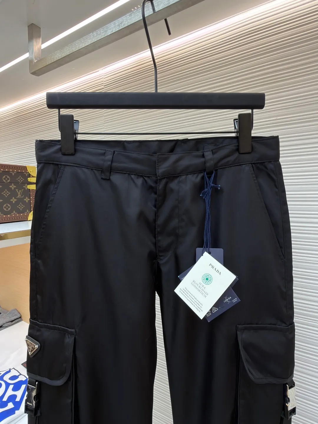 Prada iron brand triangle casual trousers ●Original version: purchased and developed by 6809 ●Item number: 1682077-B50 ●Fabric: nylon fabric ●Technology: made on positioning cutting machine ●Color: black ●Version: fitted version ●Weight: about 415 grams ●Size: 30-31-32-33-34-36 ●Description: This Prada work trousers are made of the brand's iconic regenerated nylon fabric. It has undergone a special water-repellent treatment process to make the fabric both lightweight and wear-resistant, with a delicate matte satin texture on the surface. The body of the trousers adopts three-dimensional tailoring technology and is combined with a multi-piece splicing structure to create an ergonomic trousers silhouette; the cargo pockets on both sides are reinforced with double-layer sewing technology, and the pocket openings are decorated with metal buckles and webbing. They are manually assembled and adjusted to ensure smooth opening and closing. The waistband has a built-in drawstring design. The drawstring is heat-cut and edge-sealed to prevent loosening. The rib cuffs of the trousers are made of high-elastic spandex blend material and are shaped through a shaping process to ensure long-lasting elasticity. The triangular logo on the pocket is formed using a metal die-casting process and is polished and plated to reveal a delicate luster. Every stitching follows the brand's strict stitch length standards, demonstrating the essence of high-end clothing craftsmanship. The overall wiring is straight and delicate, the fabric is comfortable and soft, and the color is consistent without color difference. It can be matched with the same style to create a fashionable look and control various occasions. Customized accessories, complete with three standards, same style for men and women!