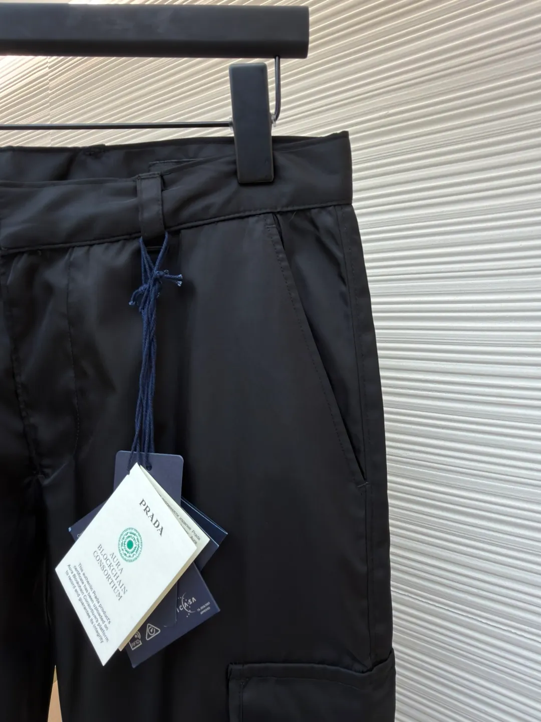 Prada iron brand triangle casual trousers ●Original version: purchased and developed by 6809 ●Item number: 1682077-B50 ●Fabric: nylon fabric ●Technology: made on positioning cutting machine ●Color: black ●Version: fitted version ●Weight: about 415 grams ●Size: 30-31-32-33-34-36 ●Description: This Prada work trousers are made of the brand's iconic regenerated nylon fabric. It has undergone a special water-repellent treatment process to make the fabric both lightweight and wear-resistant, with a delicate matte satin texture on the surface. The body of the trousers adopts three-dimensional tailoring technology and is combined with a multi-piece splicing structure to create an ergonomic trousers silhouette; the cargo pockets on both sides are reinforced with double-layer sewing technology, and the pocket openings are decorated with metal buckles and webbing. They are manually assembled and adjusted to ensure smooth opening and closing. The waistband has a built-in drawstring design. The drawstring is heat-cut and edge-sealed to prevent loosening. The rib cuffs of the trousers are made of high-elastic spandex blend material and are shaped through a shaping process to ensure long-lasting elasticity. The triangular logo on the pocket is formed using a metal die-casting process and is polished and plated to reveal a delicate luster. Every stitching follows the brand's strict stitch length standards, demonstrating the essence of high-end clothing craftsmanship. The overall wiring is straight and delicate, the fabric is comfortable and soft, and the color is consistent without color difference. It can be matched with the same style to create a fashionable look and control various occasions. Customized accessories, complete with three standards, same style for men and women!