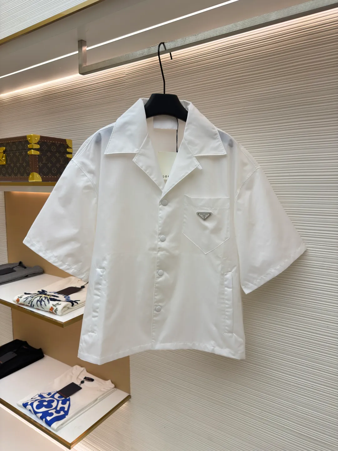 Prada triangle logo short-sleeved shirt ●Original version: Purchased and developed for 11700 ●Item number: 1682390-A50 ●Fabric: Regenerated nylon fabric ●Technology: Positioning cutting machine production ●Color: white ●Version: Fitted version ●Weight: about 275 grams ●Size: S-M-L-XL ●Description: Customized regenerated nylon yarn fabric, smooth and delicate, comfortable and close to the skin, a touch of simple white, as pure as ever, elegant and self-evident The iconic triangle logo embellishes the chest, highlighting the elegance and nobility of the brand. The distinctive bowling shirt-style collar meets precision snap buttons, a two-way deconstruction of elegance and power, using deconstruction to redefine the rational romance of modern men's clothing. The infrared positioning of the "Prada triangle mark" by an imported special machine is more accurate. It is firm and strong, and the three-dimensional cutting of the human body returns to the traditional craftsmanship through segmentation, folding, shrinking and stretching. The so-called slow work produces fine work, which is the respect for the material and the pursuit of hand feel. The workmanship is complex and tedious, slow in time and high in loss. The use of side-turning and embedded stitching stitching technology can provide high-quality stitching results that are smooth and neat. The overall wiring is straight and delicate, the fabric is comfortable and soft, and the color is consistent without color difference. It can be matched with the same style to create a fashionable look and control various occasions. Customized accessories, complete with three standards, same style for men and women!