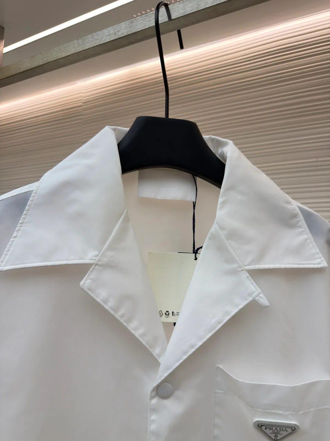 Prada triangle logo short-sleeved shirt ●Original version: Purchased and developed for 11700 ●Item number: 1682390-A50 ●Fabric: Regenerated nylon fabric ●Technology: Positioning cutting machine production ●Color: white ●Version: Fitted version ●Weight: about 275 grams ●Size: S-M-L-XL ●Description: Customized regenerated nylon yarn fabric, smooth and delicate, comfortable and close to the skin, a touch of simple white, as pure as ever, elegant and self-evident The iconic triangle logo embellishes the chest, highlighting the elegance and nobility of the brand. The distinctive bowling shirt-style collar meets precision snap buttons, a two-way deconstruction of elegance and power, using deconstruction to redefine the rational romance of modern men's clothing. The infrared positioning of the "Prada triangle mark" by an imported special machine is more accurate. It is firm and strong, and the three-dimensional cutting of the human body returns to the traditional craftsmanship through segmentation, folding, shrinking and stretching. The so-called slow work produces fine work, which is the respect for the material and the pursuit of hand feel. The workmanship is complex and tedious, slow in time and high in loss. The use of side-turning and embedded stitching stitching technology can provide high-quality stitching results that are smooth and neat. The overall wiring is straight and delicate, the fabric is comfortable and soft, and the color is consistent without color difference. It can be matched with the same style to create a fashionable look and control various occasions. Customized accessories, complete with three standards, same style for men and women!