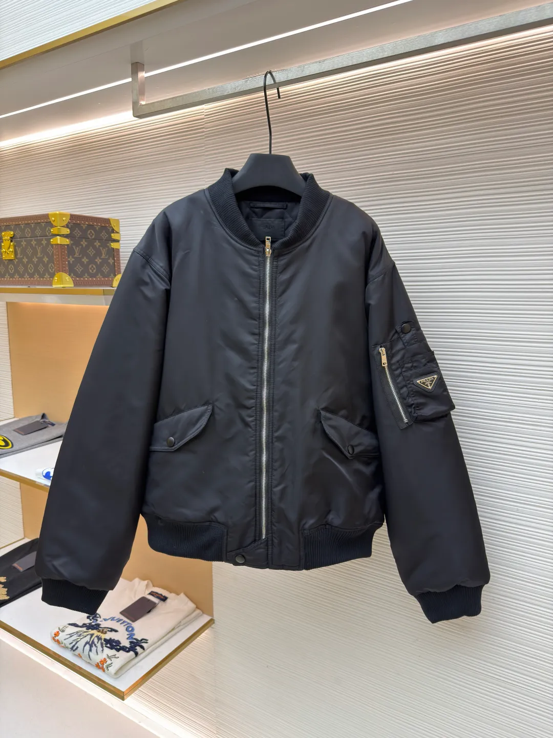 Prada sleeve bomber bomber jacket cotton ●Original version: Purchased and developed at 18475 ●Item number: 1682145-C45 ●Fabric: Regenerated nylon fabric ●Technology: Positioning cutting machine production ●Color: black ●Version: fitted version ●Weight: about 1115 grams ●Size: S-M-L-XL ●Description: The fabric is made of customized regenerated nylon. The main features of this nylon fabric are environmental protection, circular economy, performance and texture, wear resistance The look and feel remains premium. The filling is made of high-quality pearl cotton. This cotton is not a traditional wadding, but a hollow three-dimensional crimped fiber formed through a special process. Diamond-shaped mesh stitching inside and outside prevents the down from shifting and accumulating during use, ensuring even distribution of thermal insulation properties. Customized hardware accessories include triangle labels, engraved zippers, and buttons. The overall wiring is straight and delicate, the fabric is comfortable and soft, and the color is consistent without color difference. It can be matched with the same style to create a fashionable look and control various occasions. Customized accessories, complete with three standards, same style for men and women!