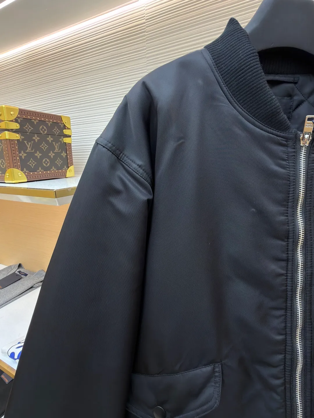 Prada sleeve bomber bomber jacket cotton ●Original version: Purchased and developed at 18475 ●Item number: 1682145-C45 ●Fabric: Regenerated nylon fabric ●Technology: Positioning cutting machine production ●Color: black ●Version: fitted version ●Weight: about 1115 grams ●Size: S-M-L-XL ●Description: The fabric is made of customized regenerated nylon. The main features of this nylon fabric are environmental protection, circular economy, performance and texture, wear resistance The look and feel remains premium. The filling is made of high-quality pearl cotton. This cotton is not a traditional wadding, but a hollow three-dimensional crimped fiber formed through a special process. Diamond-shaped mesh stitching inside and outside prevents the down from shifting and accumulating during use, ensuring even distribution of thermal insulation properties. Customized hardware accessories include triangle labels, engraved zippers, and buttons. The overall wiring is straight and delicate, the fabric is comfortable and soft, and the color is consistent without color difference. It can be matched with the same style to create a fashionable look and control various occasions. Customized accessories, complete with three standards, same style for men and women!