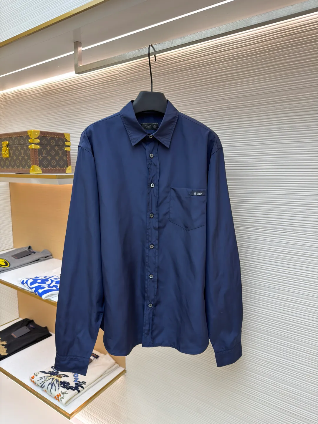 Prada triangle emblem label shirt ●Original version: Purchased and developed by 8100 ●Item number: 1682219-A75 ●Material: Regenerated nylon fabric ●Technology: Human body draping and production ●Color: blue ●Version: Fitted version ●Weight: about 180 grams ●Size: 39-40-41-42 ●Description: Custom-dyed regenerated nylon material feels like futuristic technology, light and tough, comfortable and skin-friendly Reconstructing the aesthetics of masculine power with deep sea blue tones. It has a mysterious and elegant aura. The Prada logo label is embellished on the chest patch pocket and complements the triangular logo on the back fabric to express the brand identity. The slightly wide shoulder line and curved hem form an architectural-level silhouette. The visual aristocratic gene, minimalism and luxury coexist, interpreting high-end fashion style. Silk double yarn interweaving processing technology uses nano-imprint technology to build honeycomb-shaped protrusions on the surface of the fabric, and then uses high temperature and high pressure to form covalent bonds between fluorine atoms and nylon fibers, forming a micro-matte film layer on the surface to prevent oil stains from reducing the waterproof performance. Three-dimensional tailoring of the human body returns to traditional craftsmanship through segmentation, folding, shrinking, and stretching techniques. The so-called slow work produces fine work, which is the respect for the material and the pursuit of feel. The workmanship is complicated and tedious, and the timeliness is slow. The side-turning buried clamping line process is used to make it smooth, neat, and tidy. The overall wiring is straight and delicate, the fabric is comfortable and soft, and the color is consistent without color difference. It can be matched with the same style to create a fashionable look and control various occasions. Customized accessories, complete with three standards, same style for men and women!