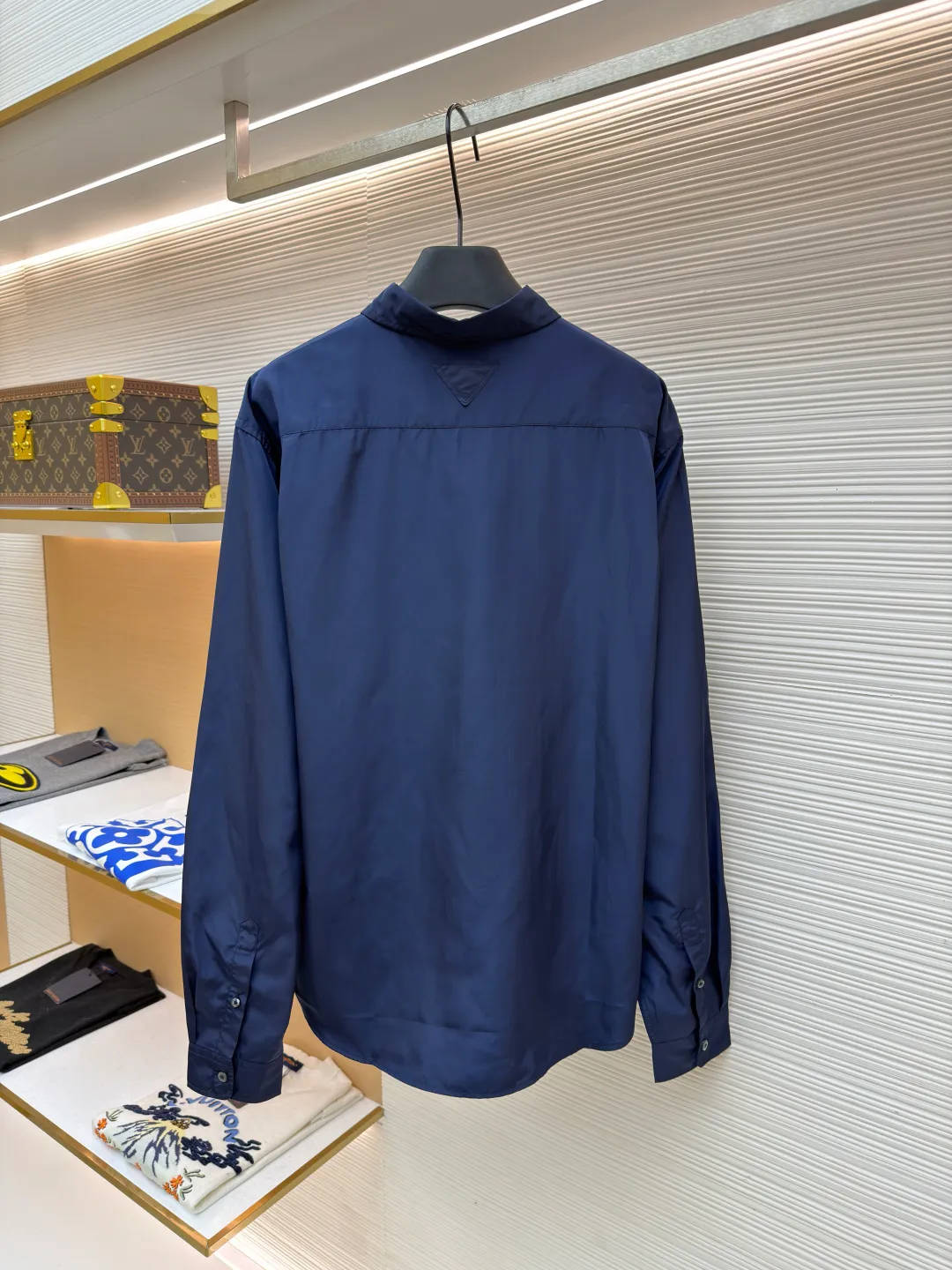 Prada triangle emblem label shirt ●Original version: Purchased and developed by 8100 ●Item number: 1682219-A75 ●Material: Regenerated nylon fabric ●Technology: Human body draping and production ●Color: blue ●Version: Fitted version ●Weight: about 180 grams ●Size: 39-40-41-42 ●Description: Custom-dyed regenerated nylon material feels like futuristic technology, light and tough, comfortable and skin-friendly Reconstructing the aesthetics of masculine power with deep sea blue tones. It has a mysterious and elegant aura. The Prada logo label is embellished on the chest patch pocket and complements the triangular logo on the back fabric to express the brand identity. The slightly wide shoulder line and curved hem form an architectural-level silhouette. The visual aristocratic gene, minimalism and luxury coexist, interpreting high-end fashion style. Silk double yarn interweaving processing technology uses nano-imprint technology to build honeycomb-shaped protrusions on the surface of the fabric, and then uses high temperature and high pressure to form covalent bonds between fluorine atoms and nylon fibers, forming a micro-matte film layer on the surface to prevent oil stains from reducing the waterproof performance. Three-dimensional tailoring of the human body returns to traditional craftsmanship through segmentation, folding, shrinking, and stretching techniques. The so-called slow work produces fine work, which is the respect for the material and the pursuit of feel. The workmanship is complicated and tedious, and the timeliness is slow. The side-turning buried clamping line process is used to make it smooth, neat, and tidy. The overall wiring is straight and delicate, the fabric is comfortable and soft, and the color is consistent without color difference. It can be matched with the same style to create a fashionable look and control various occasions. Customized accessories, complete with three standards, same style for men and women!